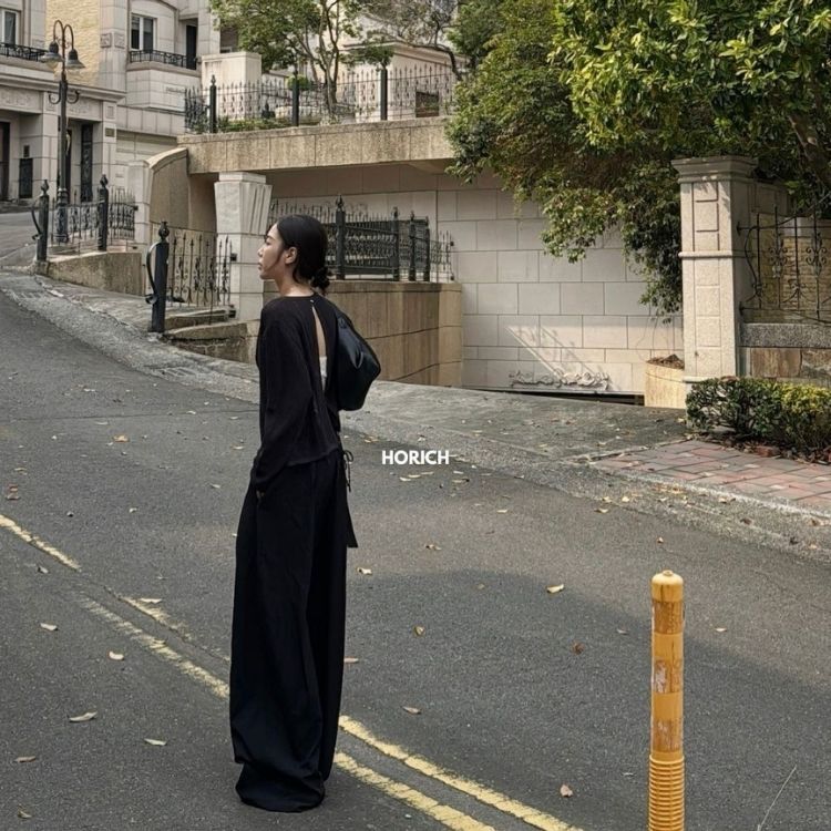 𝗔𝗽𝗿.𝟬𝟴/V52709Z-小心機露背釦針織上衣(三色) /深黑灰