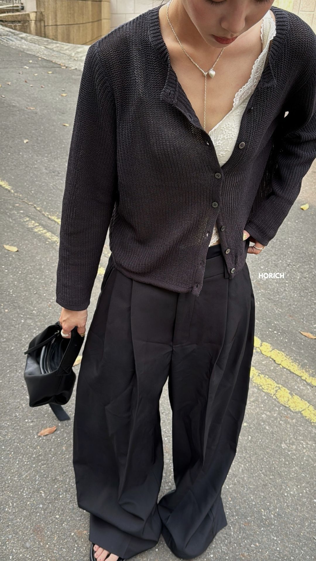 𝗔𝗽𝗿.𝟬𝟴/V52709Z-小心機露背釦針織上衣(三色) /深黑灰