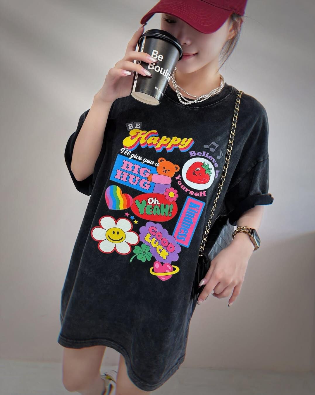 【可愛比備的笑臉花朵字母設計棉tee】（現貨）