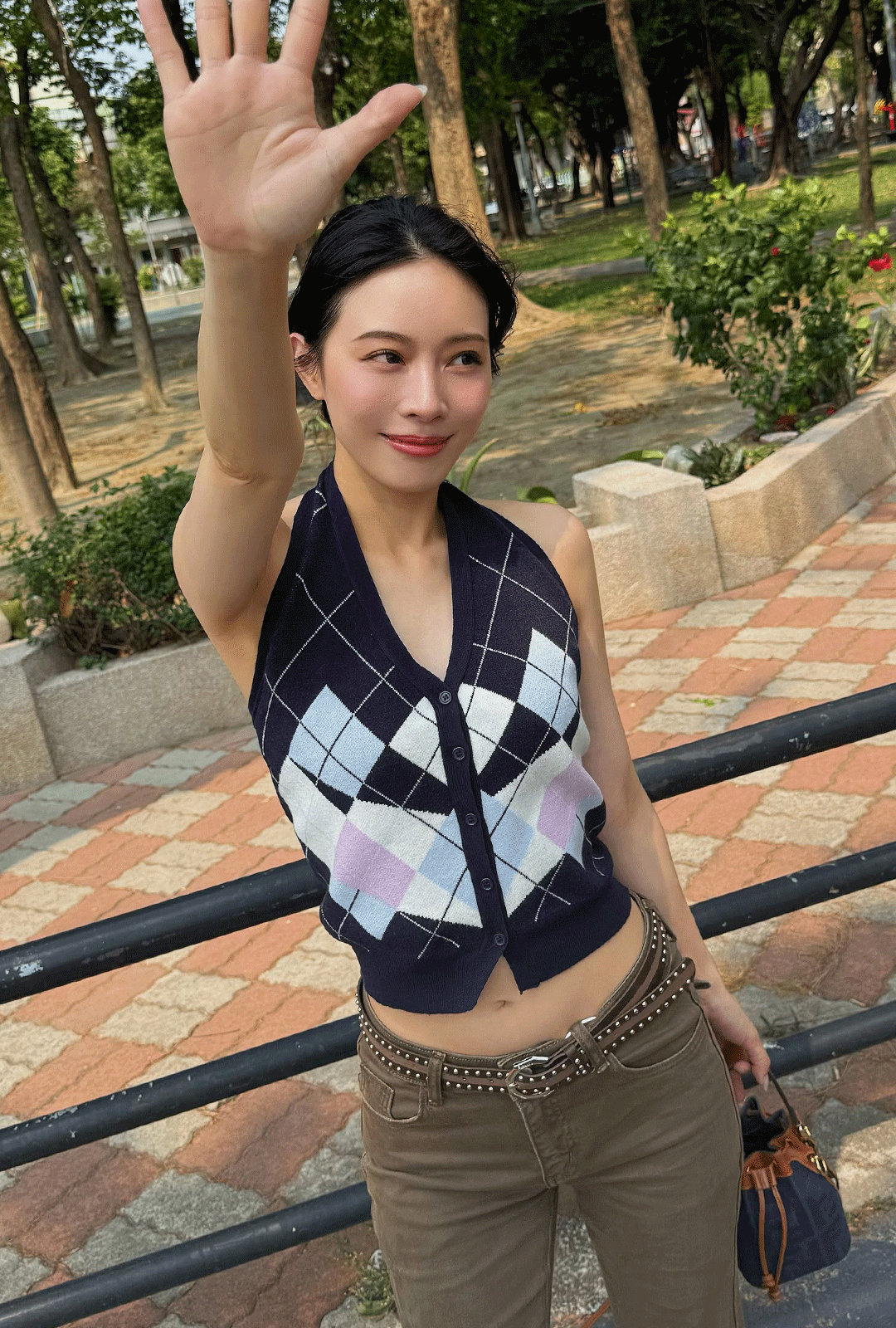 G6052-掛脖菱格紋針織上衣