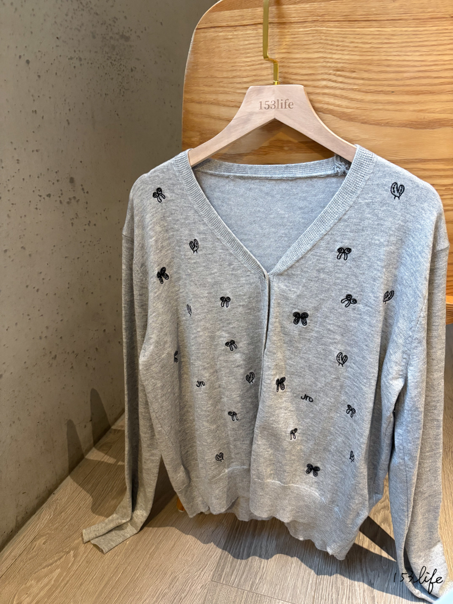 俏皮塗鴉刺繡鈕扣罩衫(2色)