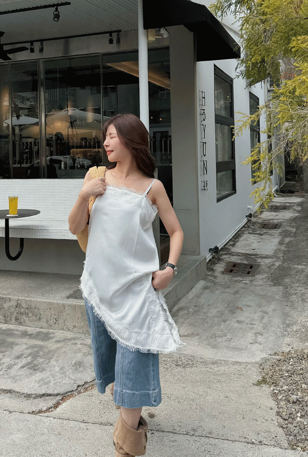 A3374-緞面拼接蕾絲造型細肩上衣