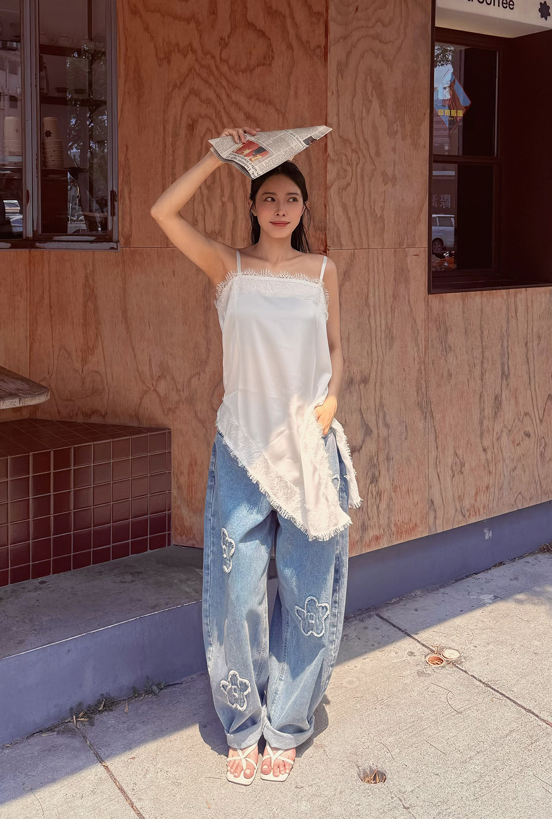 A3374-緞面拼接蕾絲造型細肩上衣