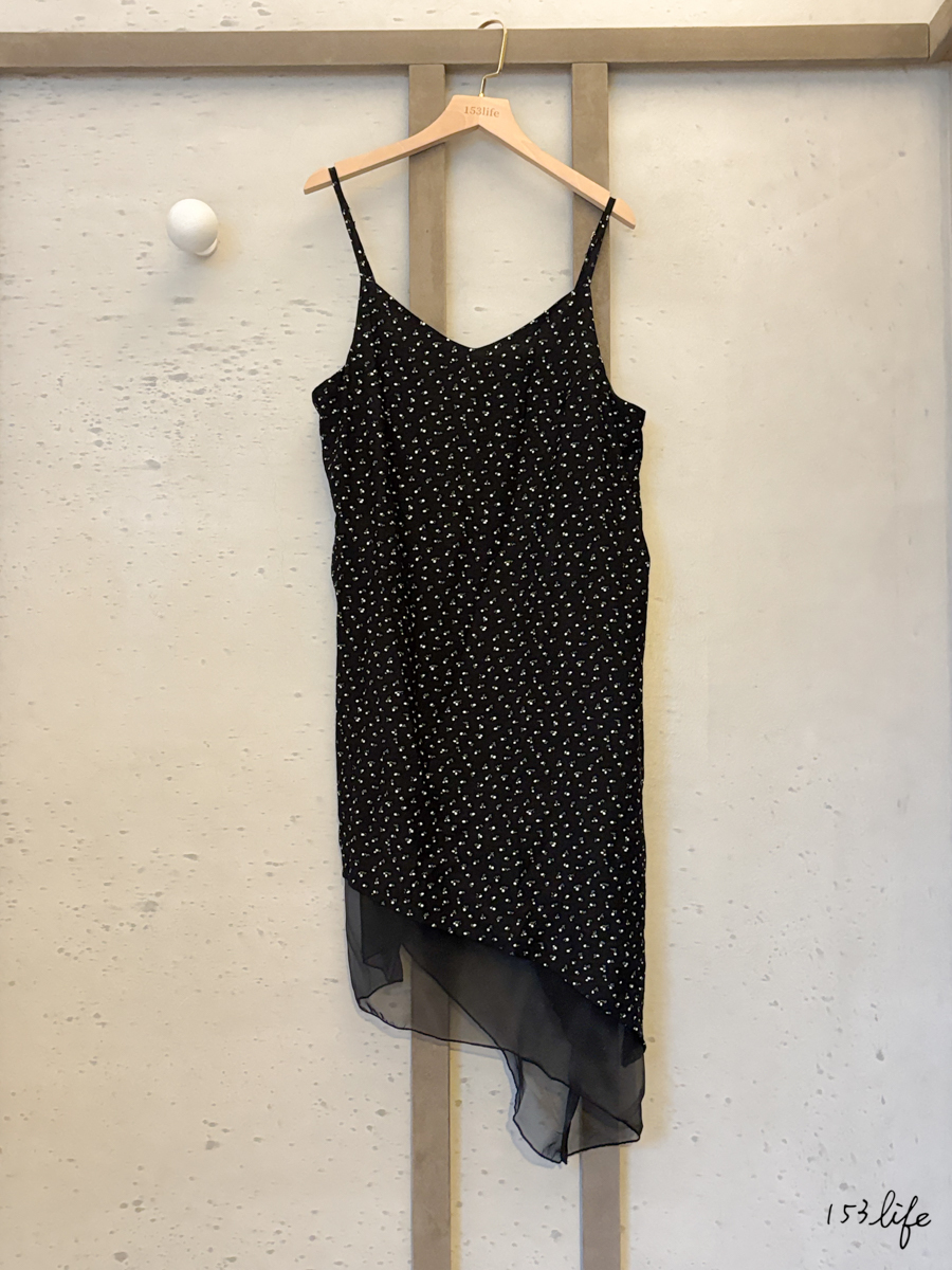 下擺不規則拼接碎花小洋裝肩帶可調(黑)