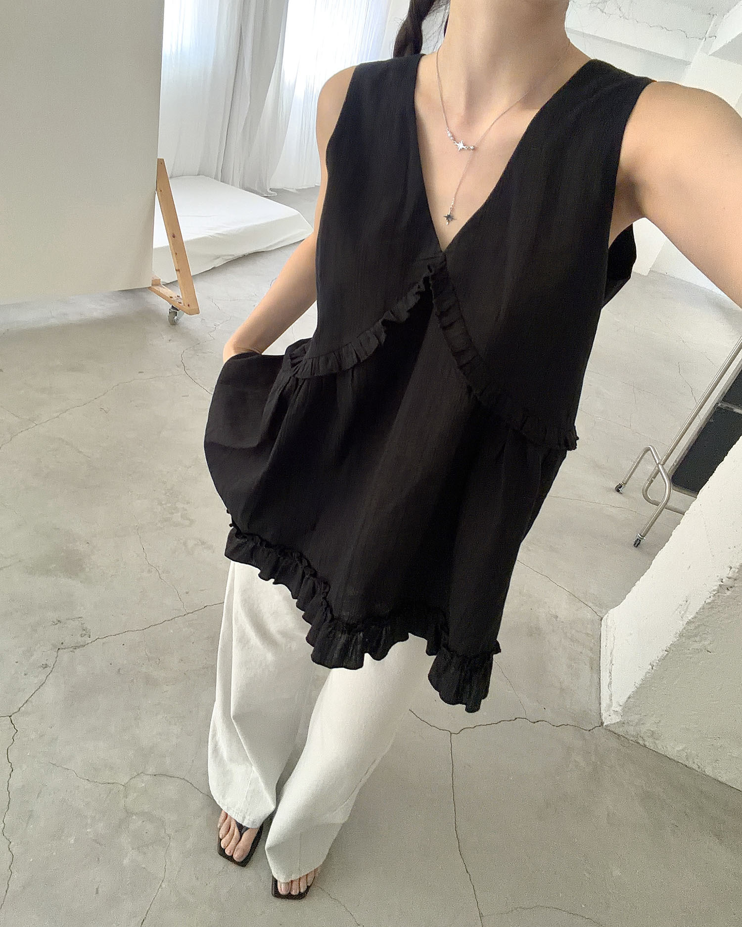 T4013 V領荷葉背心 / 黑