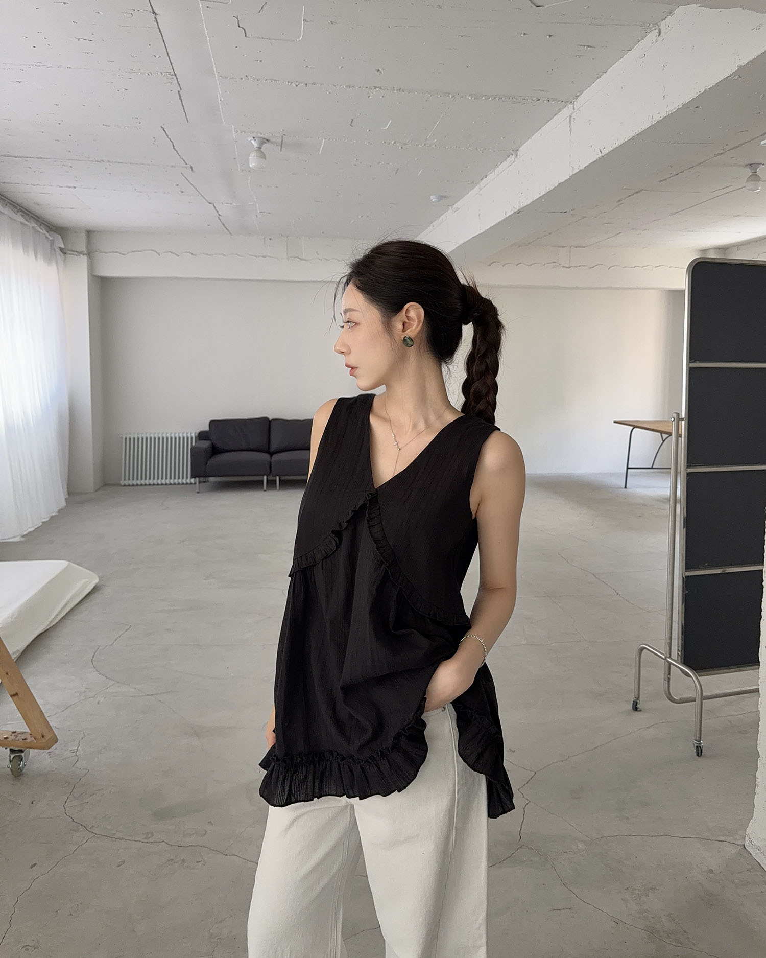 T4013 V領荷葉背心 / 黑