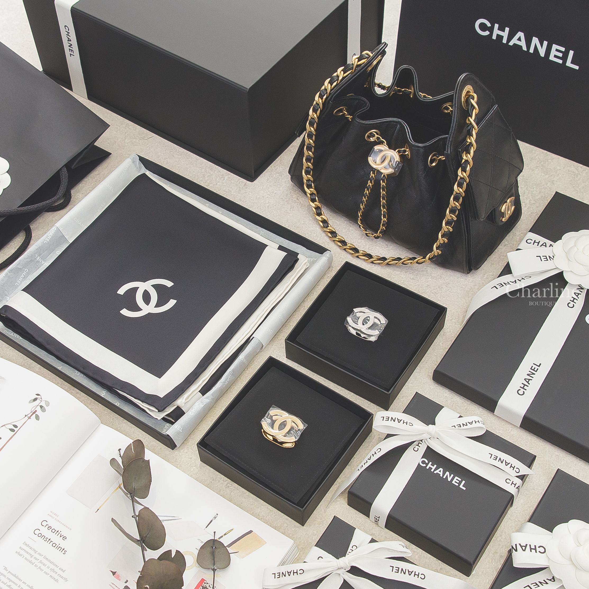 Chanel 25 黑色金CC金鏈荔枝牛皮菱格紋側邊口袋迷你束口手提肩背包,Chanel 銀色CC圍巾扣環,Chanel 金色CC圍巾扣環,Chanel 黑白拼色CC真絲方巾-Charline Boutique 精品代購