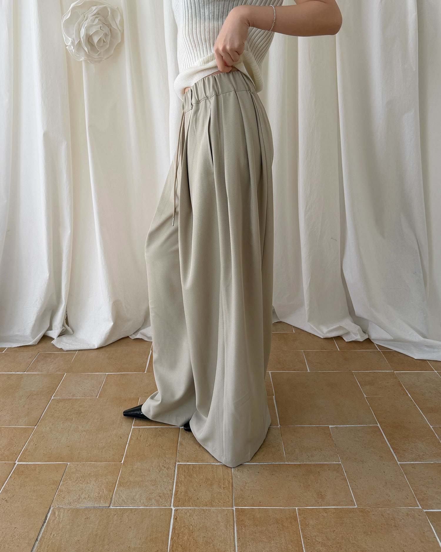 B4022 垂墜滿分!鬆緊打摺寬西褲 / 杏