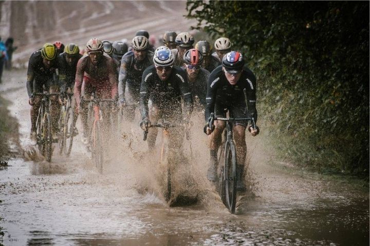 Paris-Roubaix 雨天慘烈賽況,選手滿臉泥濘
