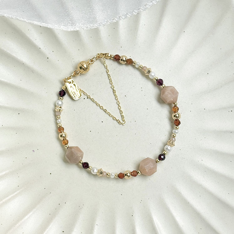 B05 / 生日花 • 陸月拾捌 • 角罌粟 – 太陽石 – 手鍊