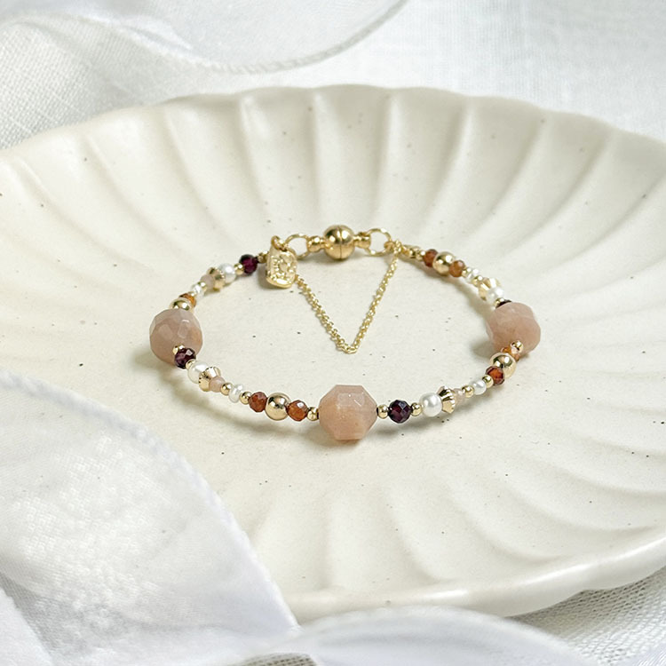 B05 / 生日花 • 陸月拾捌 • 角罌粟 – 太陽石 – 手鍊