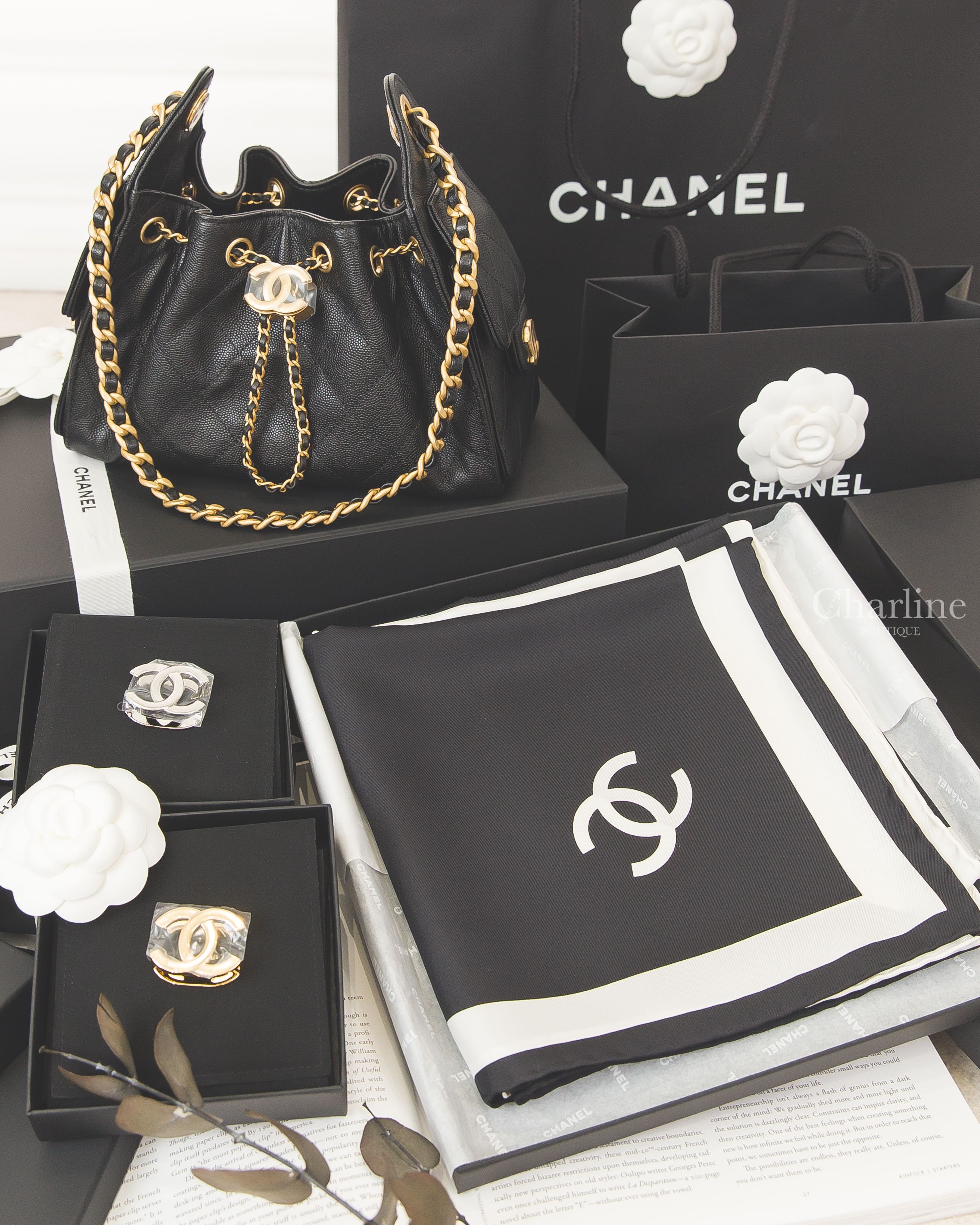 Chanel 25 黑色金CC金鏈荔枝牛皮菱格紋側邊口袋迷你束口手提肩背包,Chanel 銀色CC圍巾扣環,Chanel 金色CC圍巾扣環,Chanel 黑白拼色CC真絲方巾-Charline Boutique 精品代購