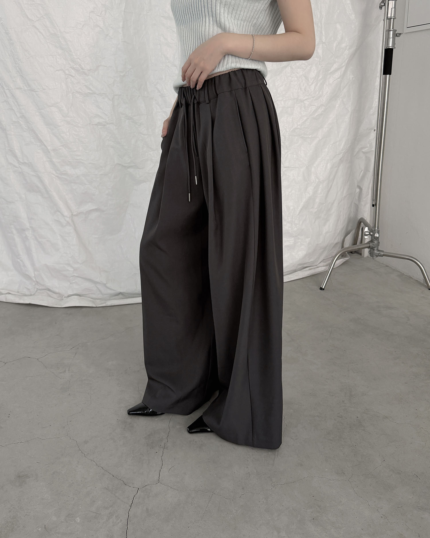 B4022 垂墜滿分!鬆緊打摺寬西褲 / 深灰