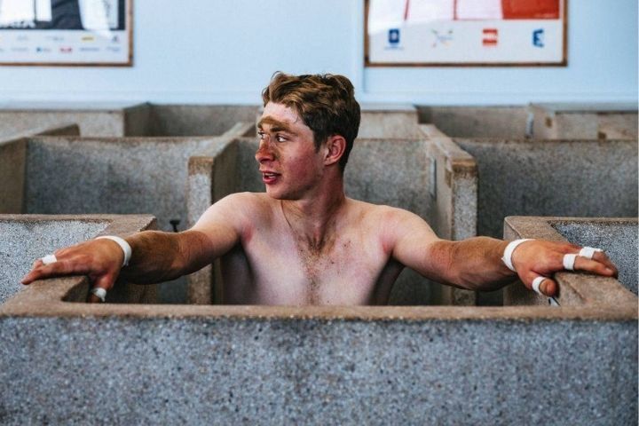 Paris-Roubaix 經典淋浴間場景