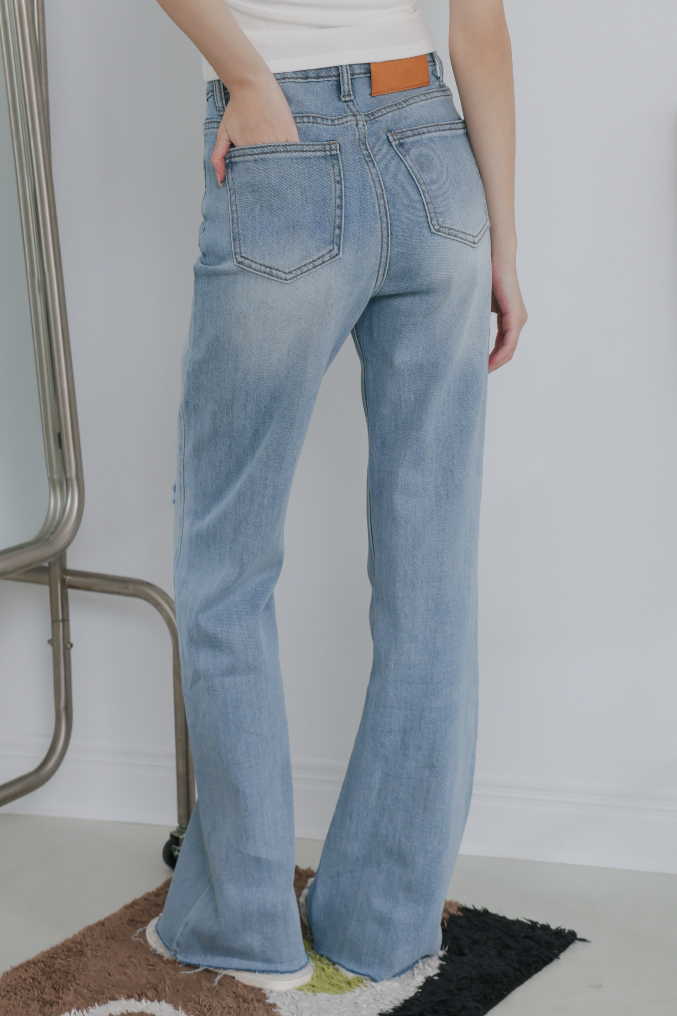 單邊割破下擺不修邊喇叭褲 P57