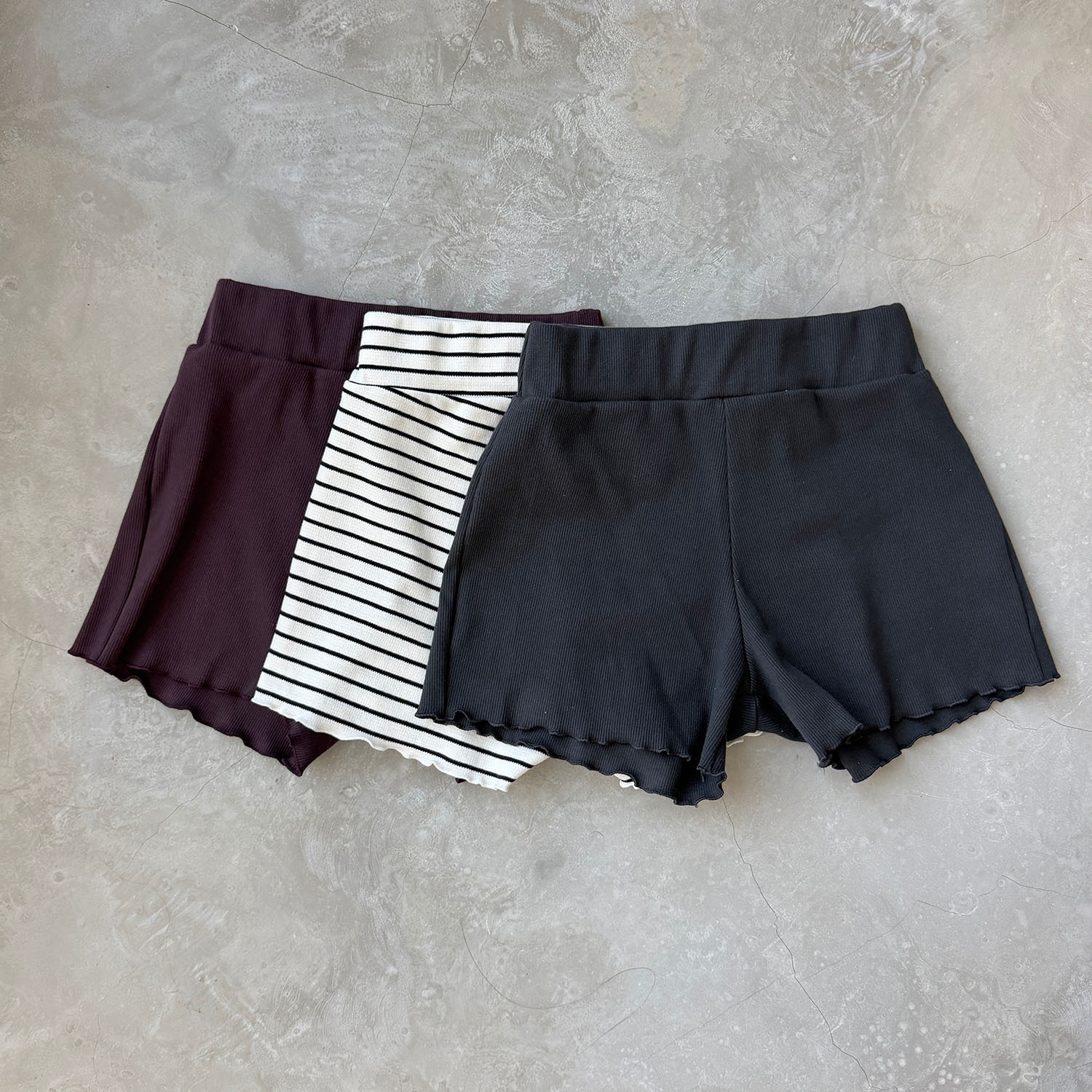 B4014 木耳邊短褲 / 深灰