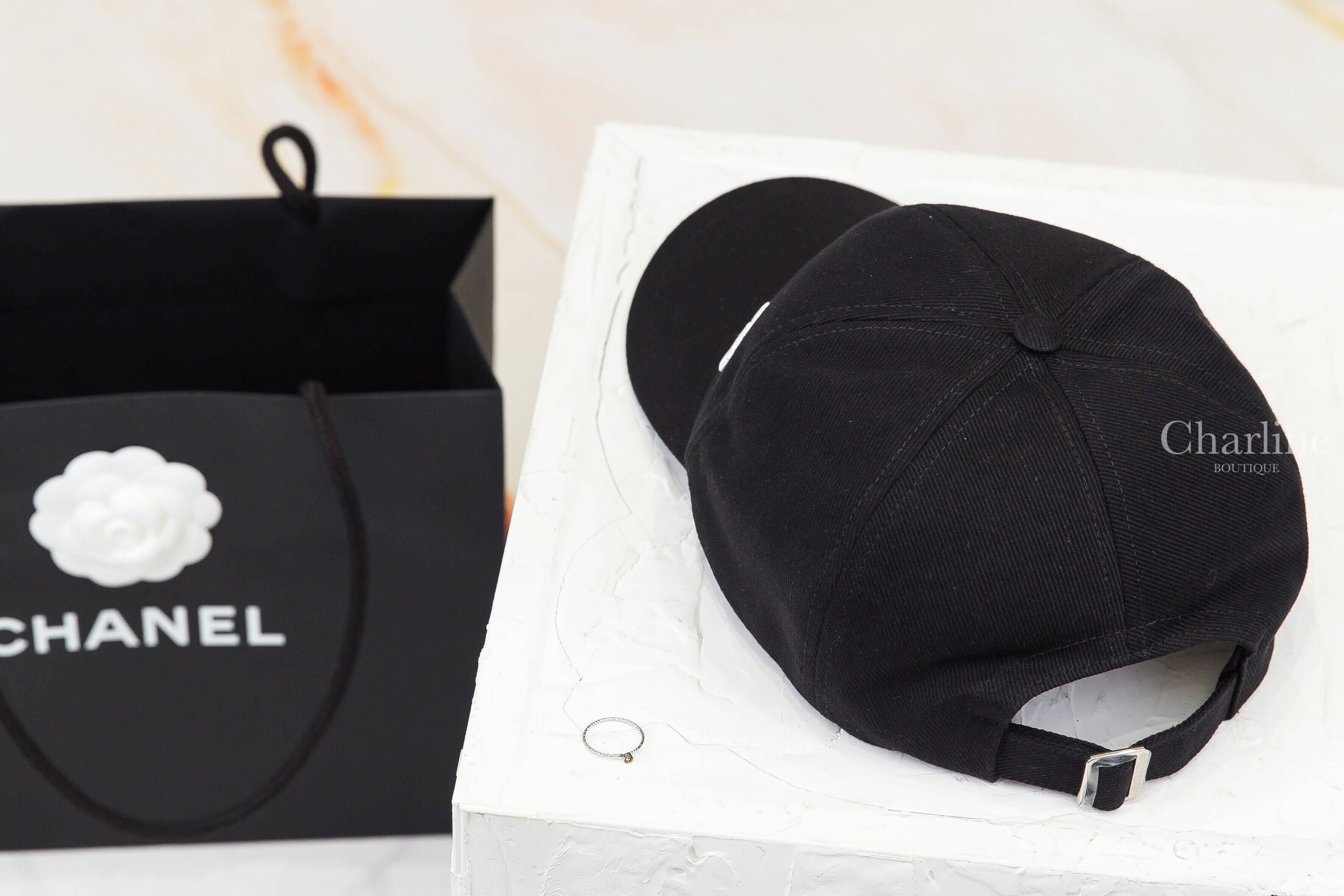 Chanel Cap 黑色刺繡白CC棉質棒球帽-Charline Boutique 精品代購