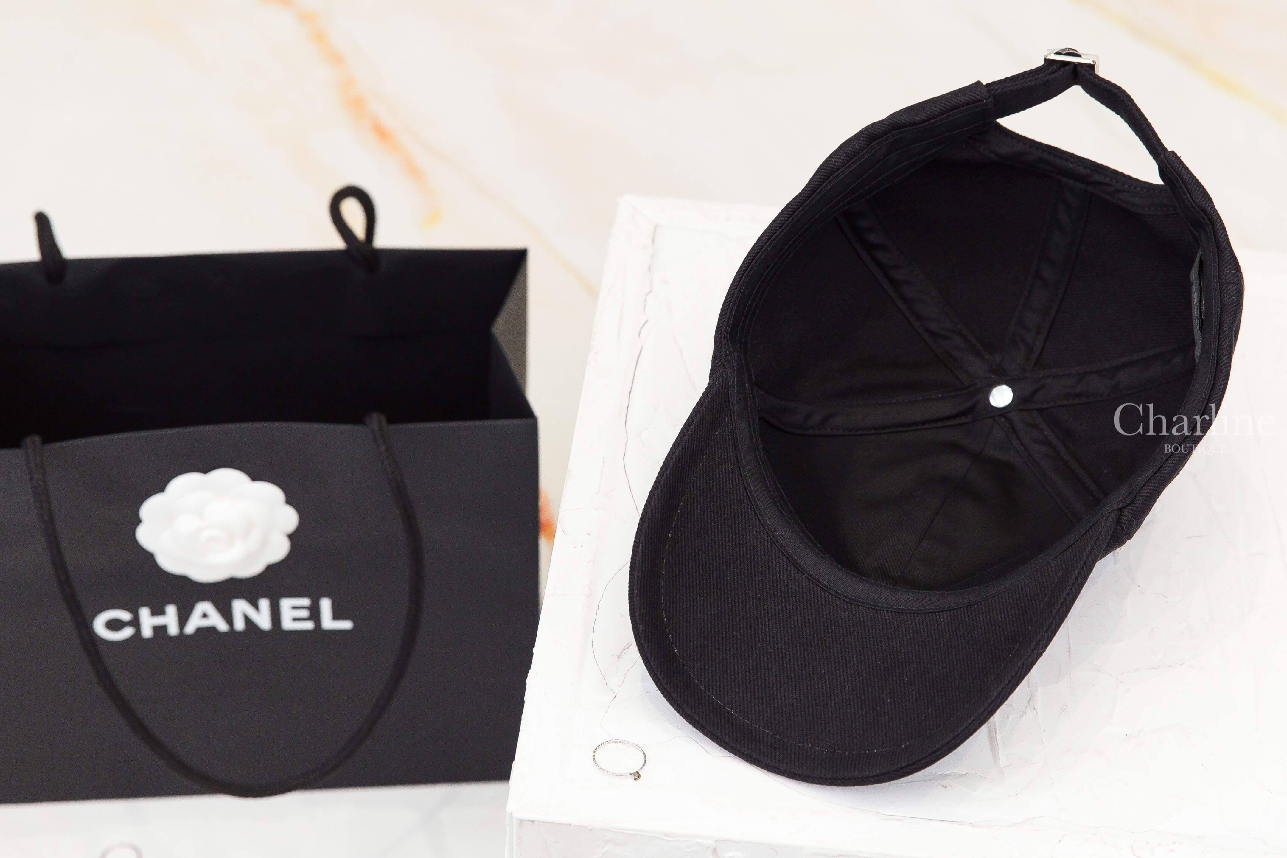 Chanel Cap 黑色刺繡白CC棉質棒球帽-Charline Boutique 精品代購