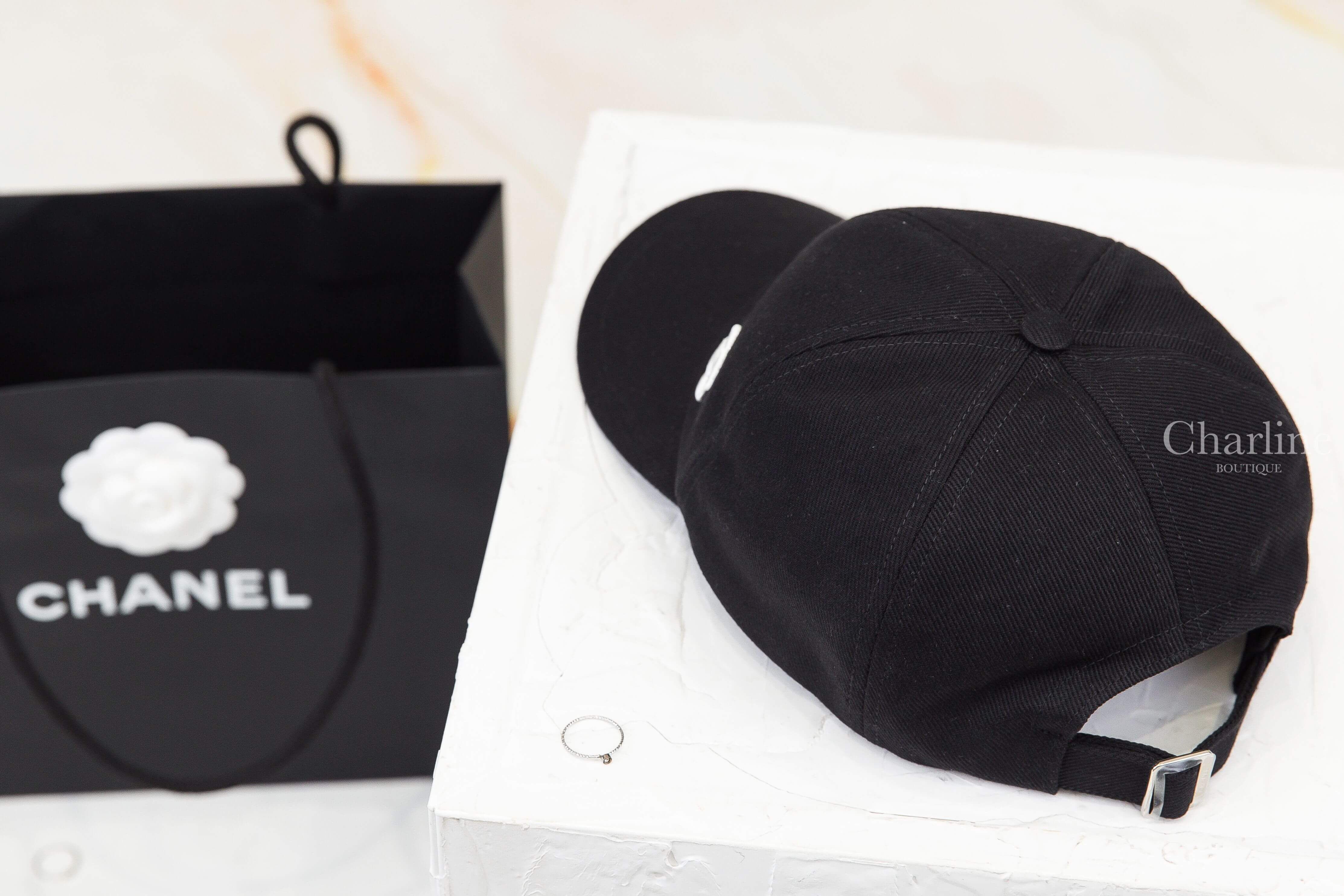 Chanel Cap 黑色刺繡白CC棉質棒球帽-Charline Boutique 精品代購