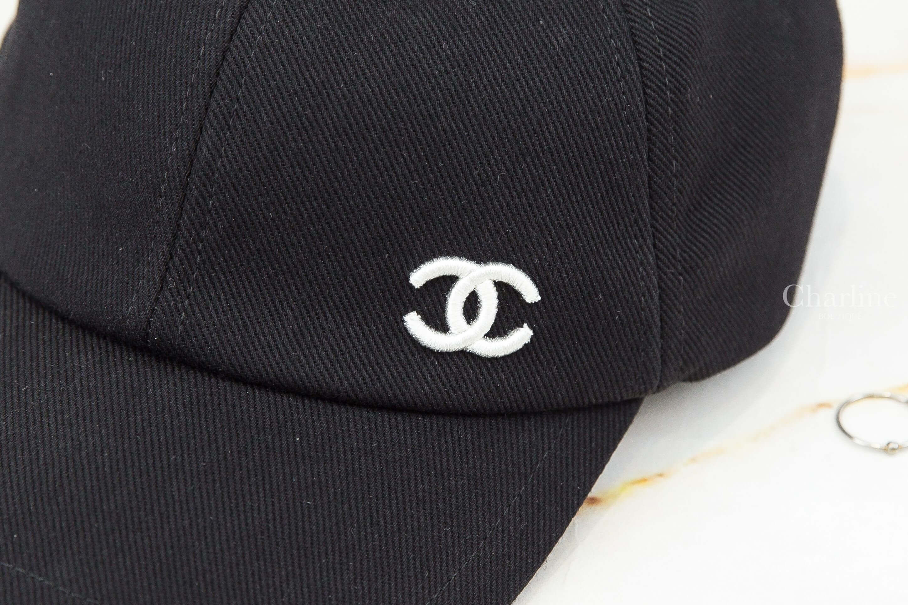 Chanel Cap 黑色刺繡白CC棉質棒球帽