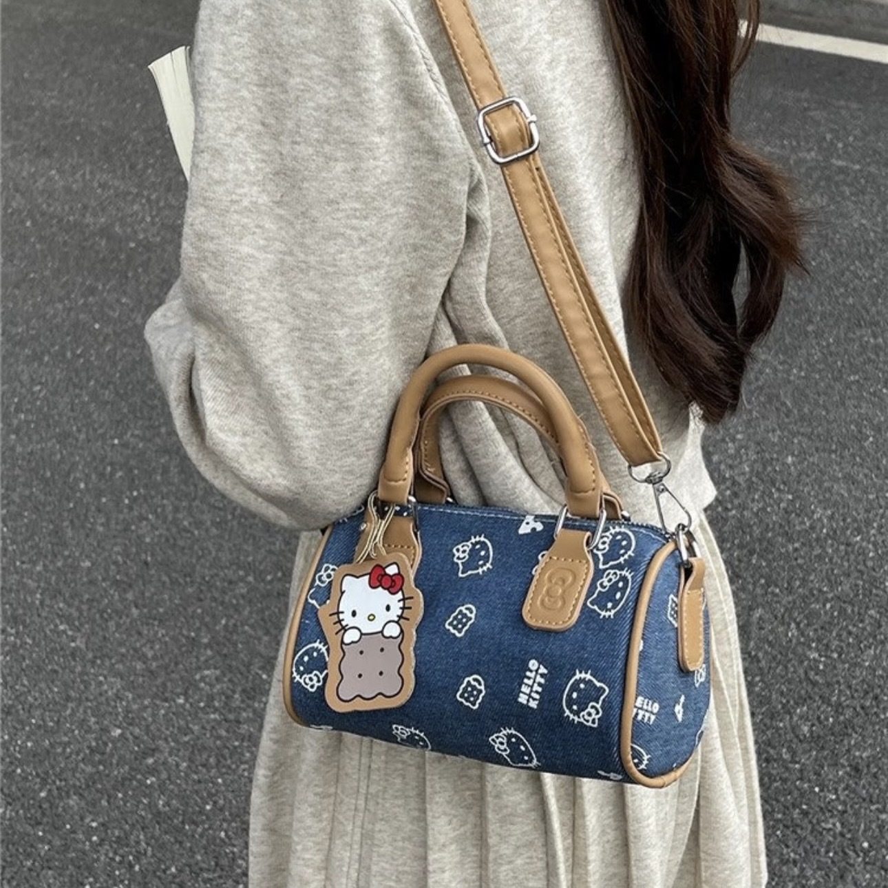 SANRIO HELLO KITTY 牛仔藍 滿版印花 保齡球包 波士頓包 凱蒂貓