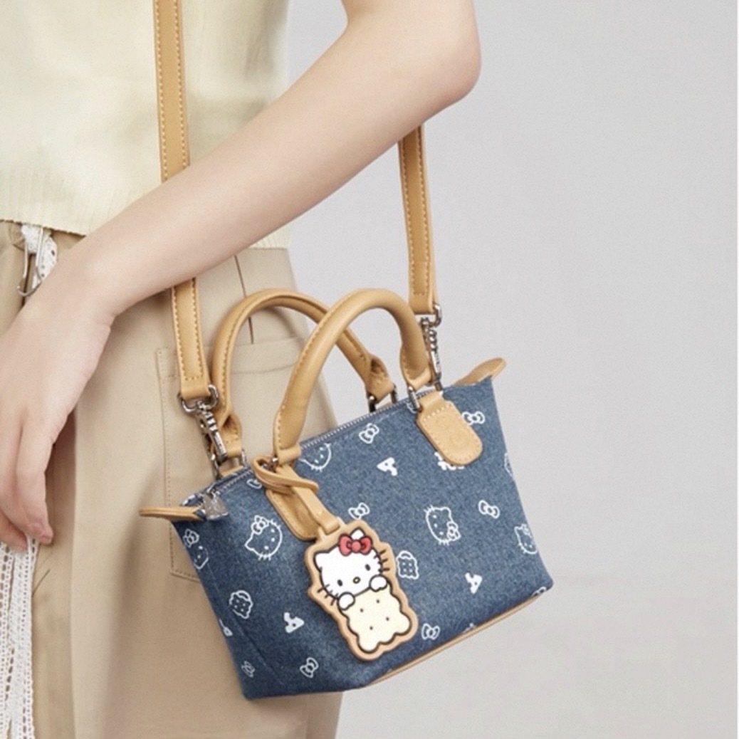 SANRIO HELLO KITTY 牛仔藍 滿版印花 保齡球包 波士頓包 凱蒂貓