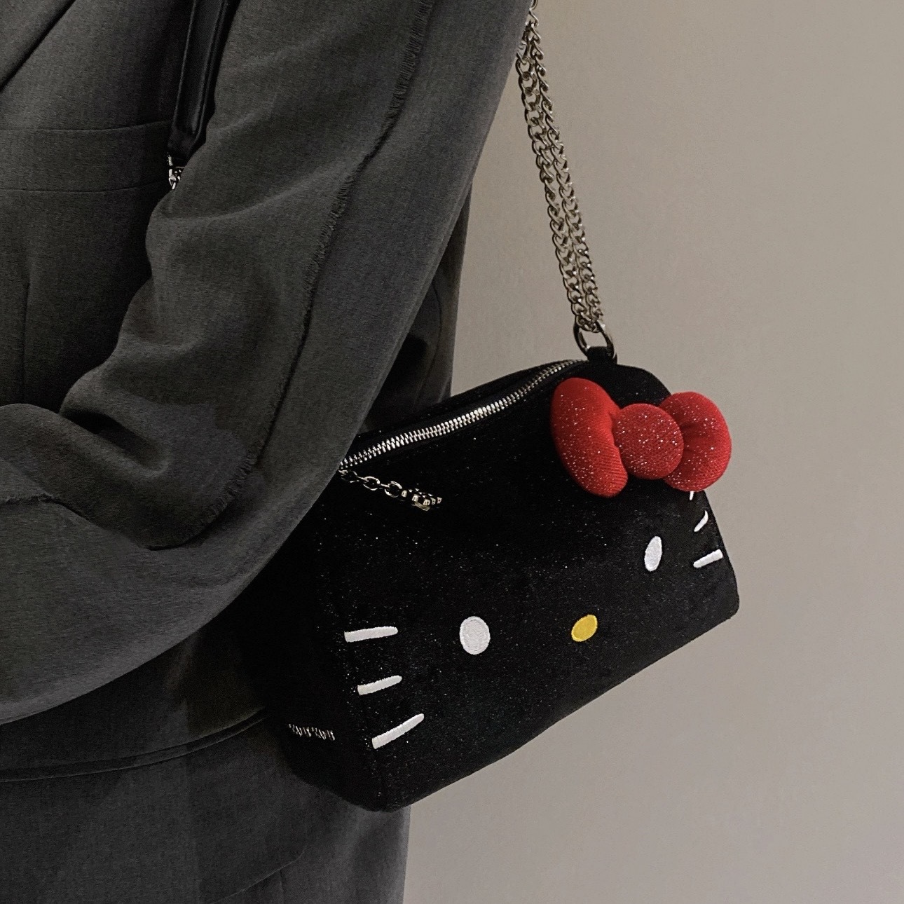 SANRIO HELLO KITTY 小黑貓 細閃 枕頭包 凱蒂貓 斜背 手提