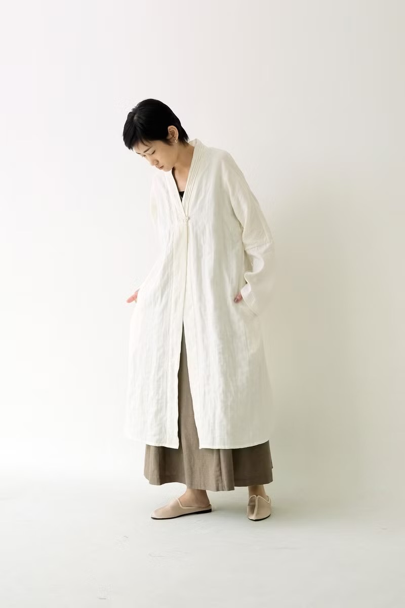 川 衣 WEAR BEING 開襟落肩陶釦長袍外套 米白