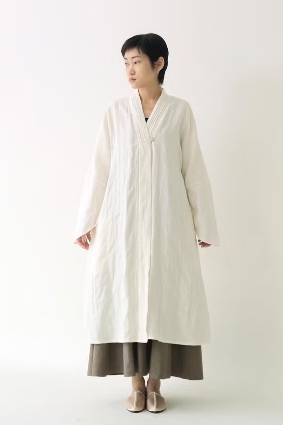 川 衣 WEAR BEING 開襟落肩陶釦長袍外套 米白