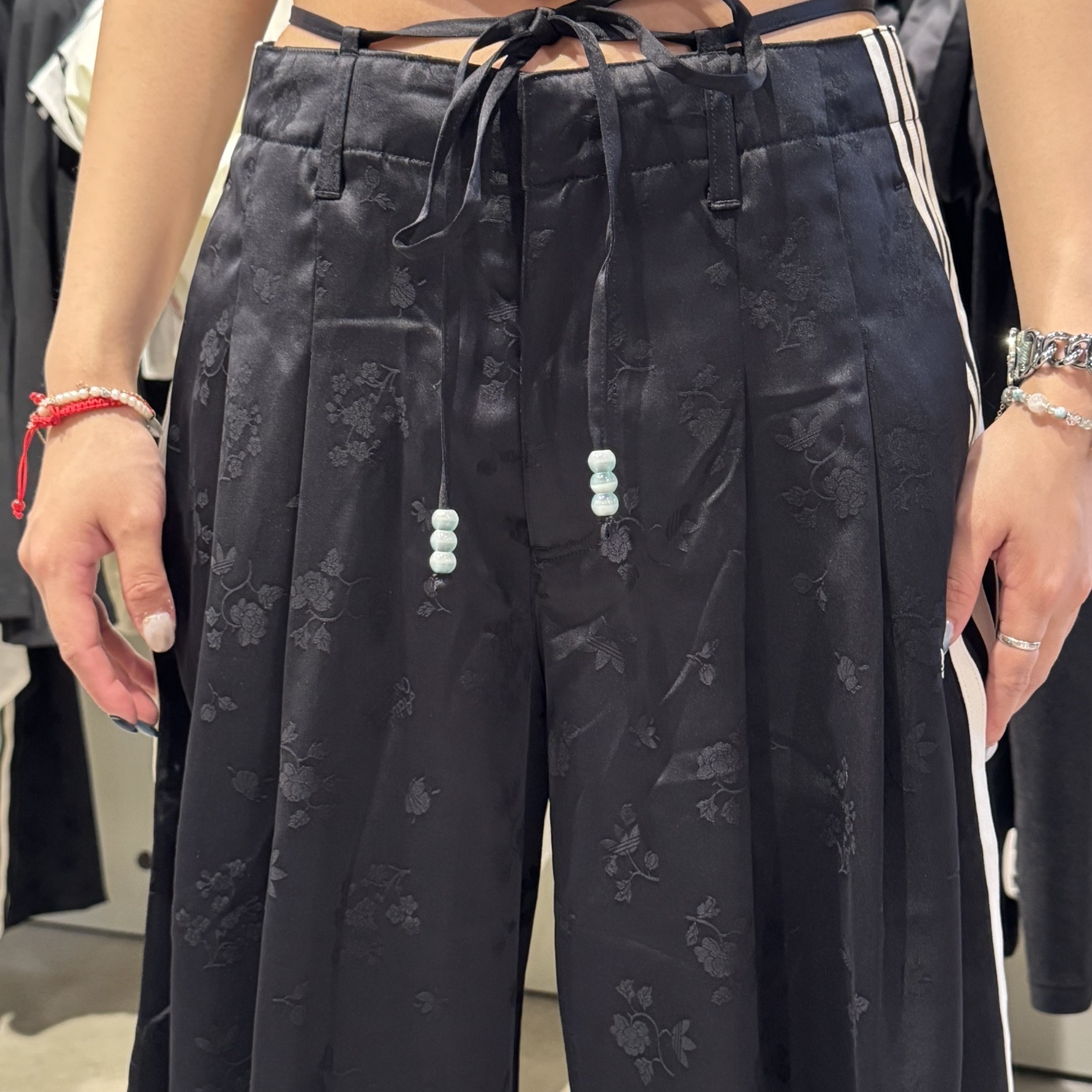 ADIDAS ORIGINALS 新中式 黑 緞面 刺繡 綁帶 落地褲 長褲 KY5747