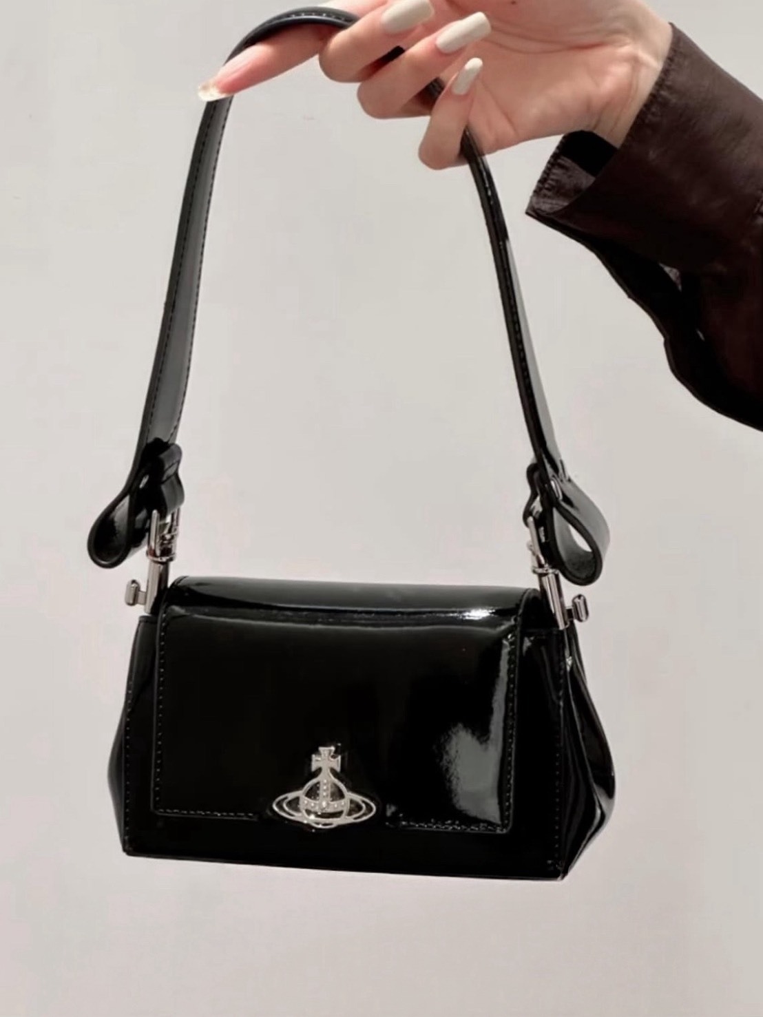 不到五折🖤VIVIENNE WESTWOOD 西太后 HAZEL 漆皮黑 星球金屬 牛皮 單肩包