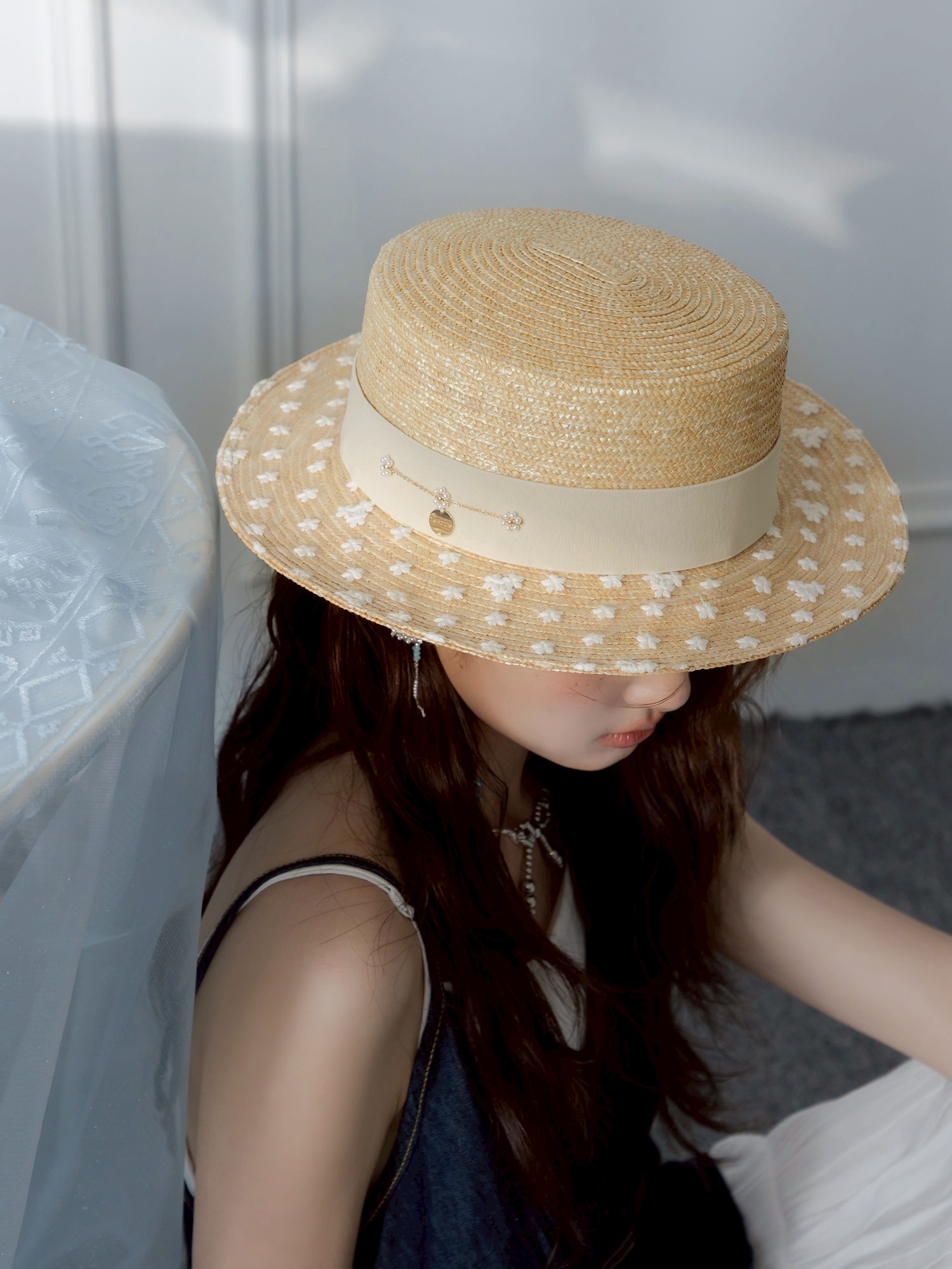 露可可住哪裏。MUCHAT手作珍珠蕾絲花平頂草帽 (米白)