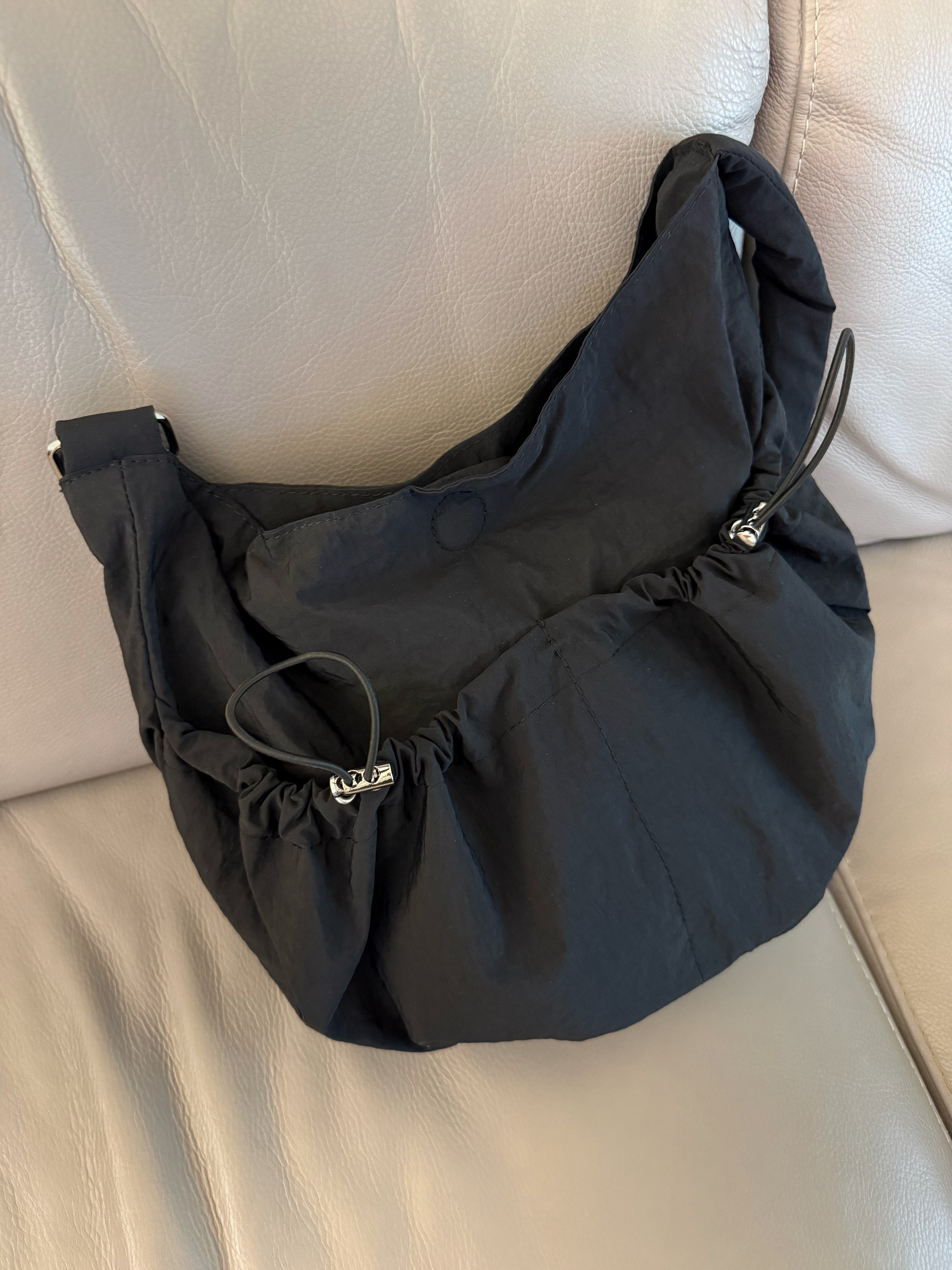 雲朵抽繩大容量斜背包 (黑)