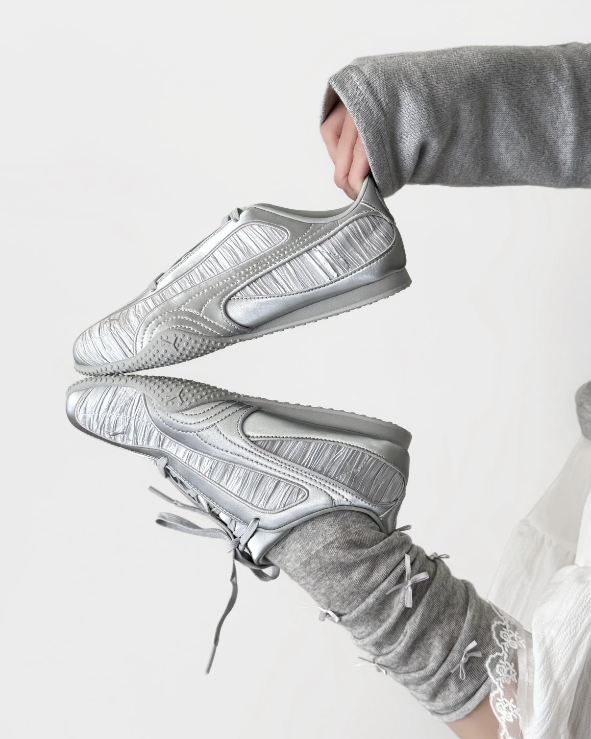 PUMA BELLA V2 GLAM 褶皺 絲綢 緞面 雲霧灰 灰白 灰銀 男女鞋 406796-03 / 預購