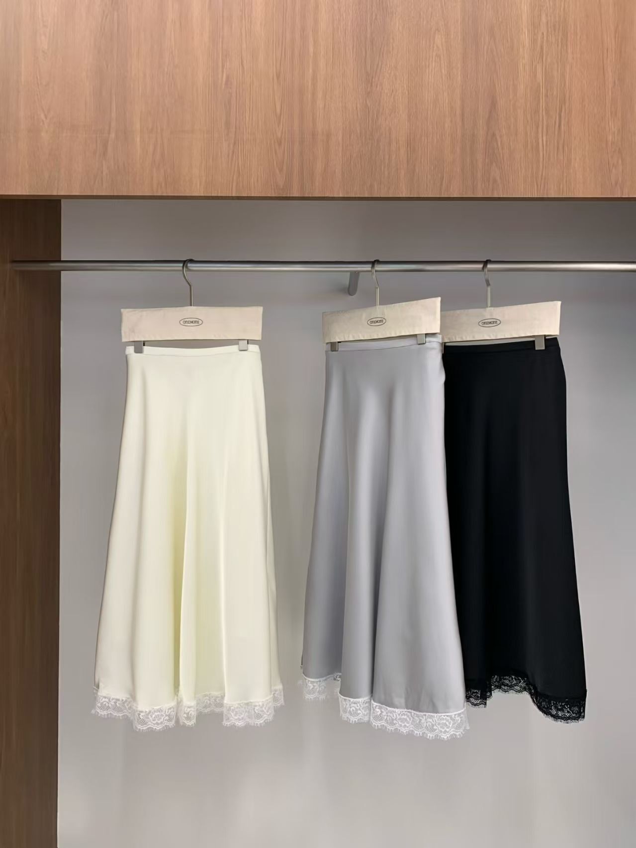 OM6005  蕾絲裙邊醋酸長裙