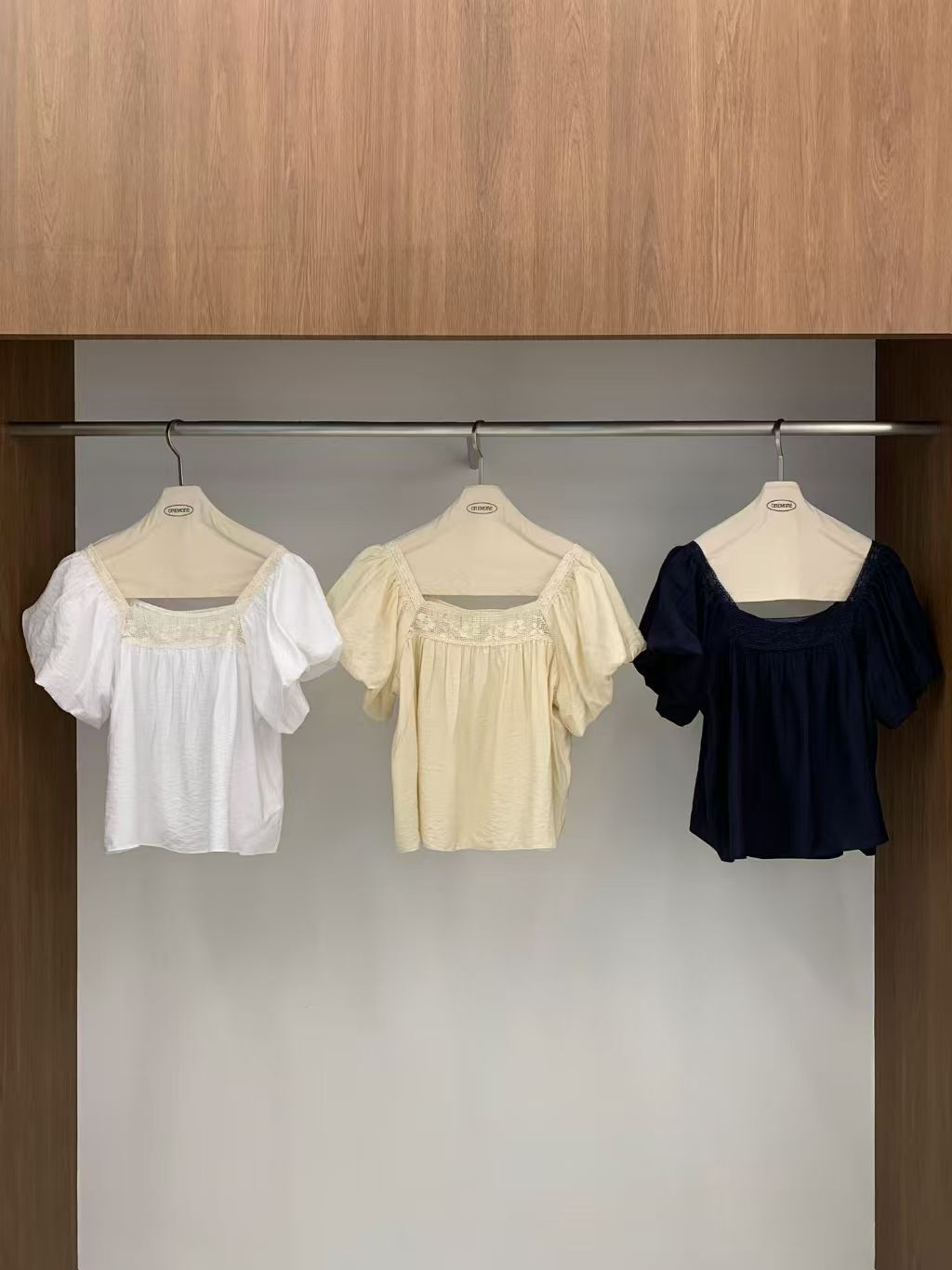 OM6021 圍邊方領泡泡上衣