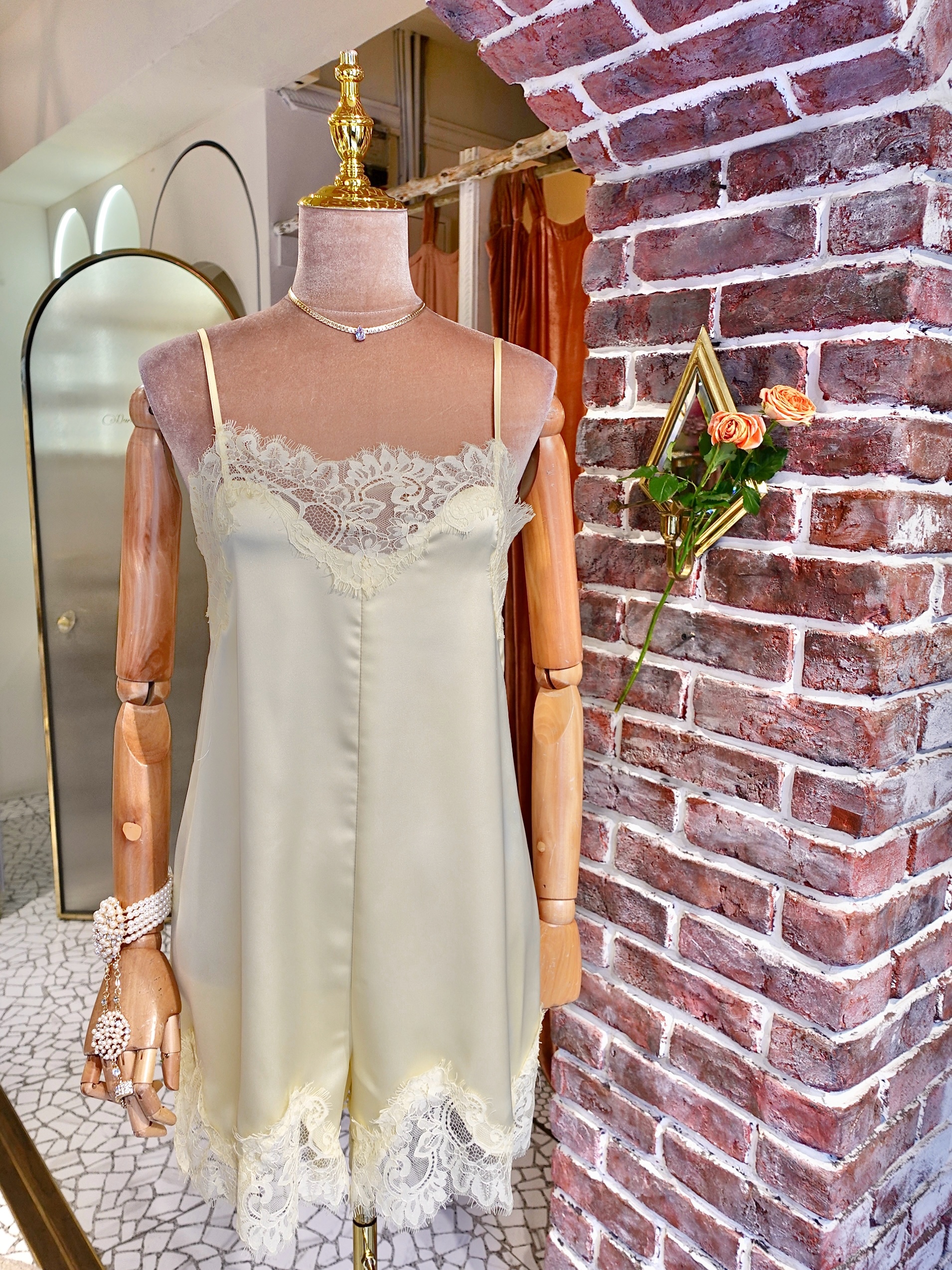 Butter Yellow奶油黃色緞面蕾絲連身短褲