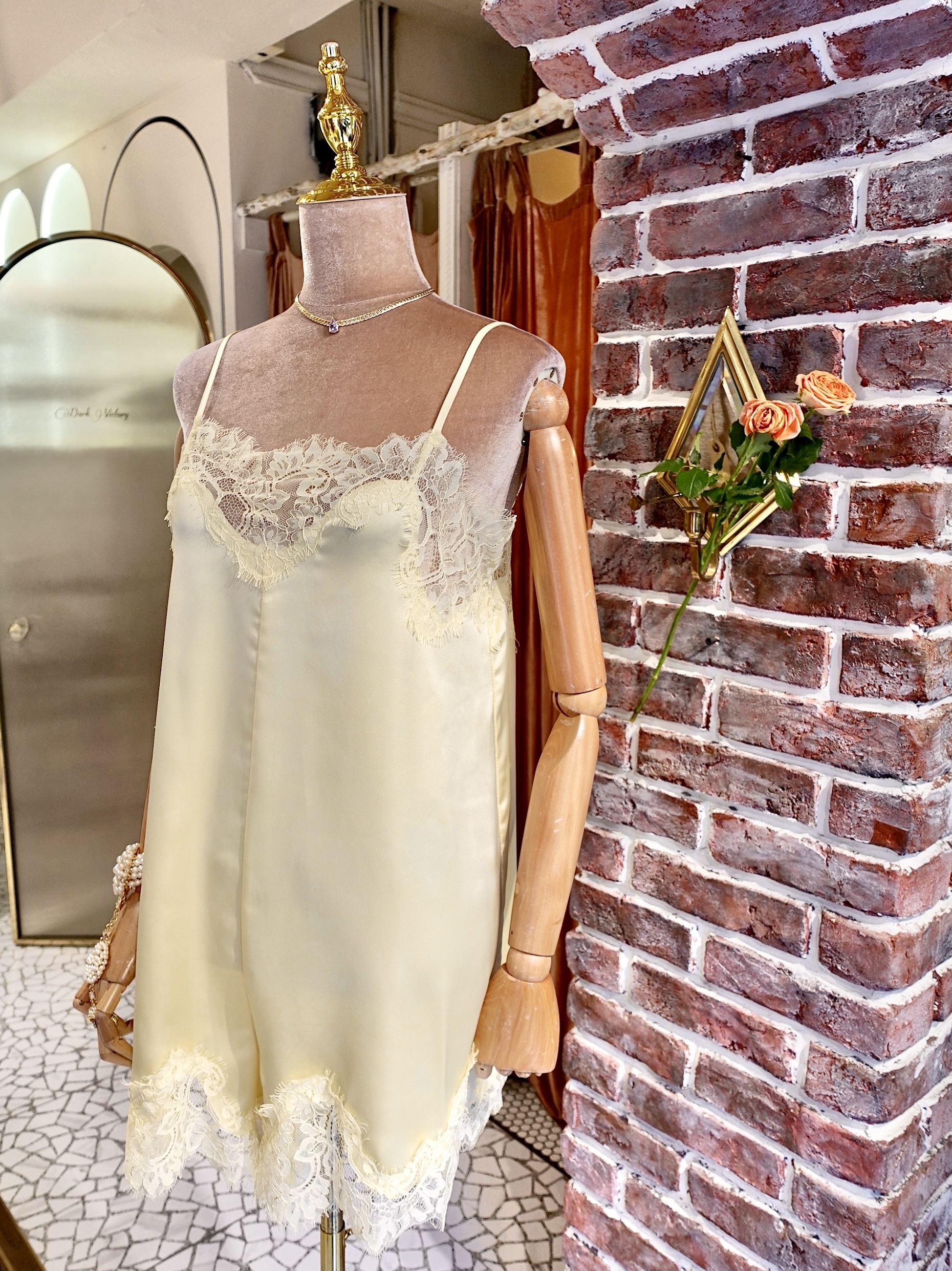 Butter Yellow奶油黃色緞面蕾絲連身短褲