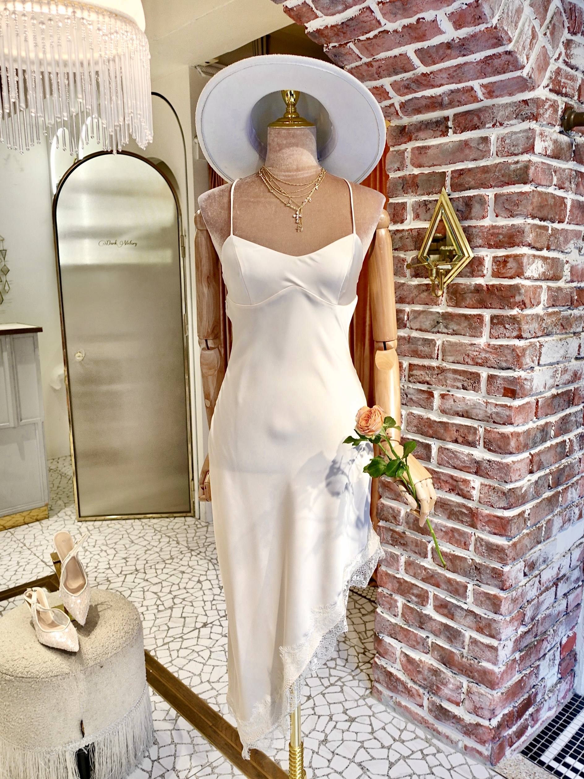 Cream White奶油白色緞面露背交叉綁帶蕾絲斜下擺 Dress