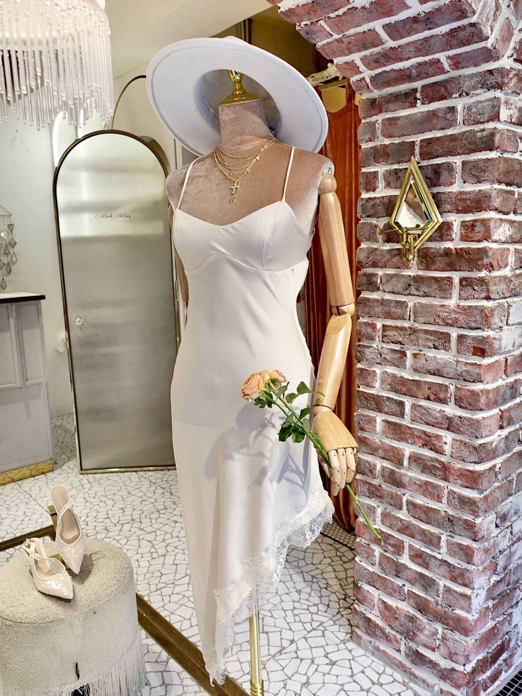 Cream White奶油白色緞面露背交叉綁帶蕾絲斜下擺 Dress