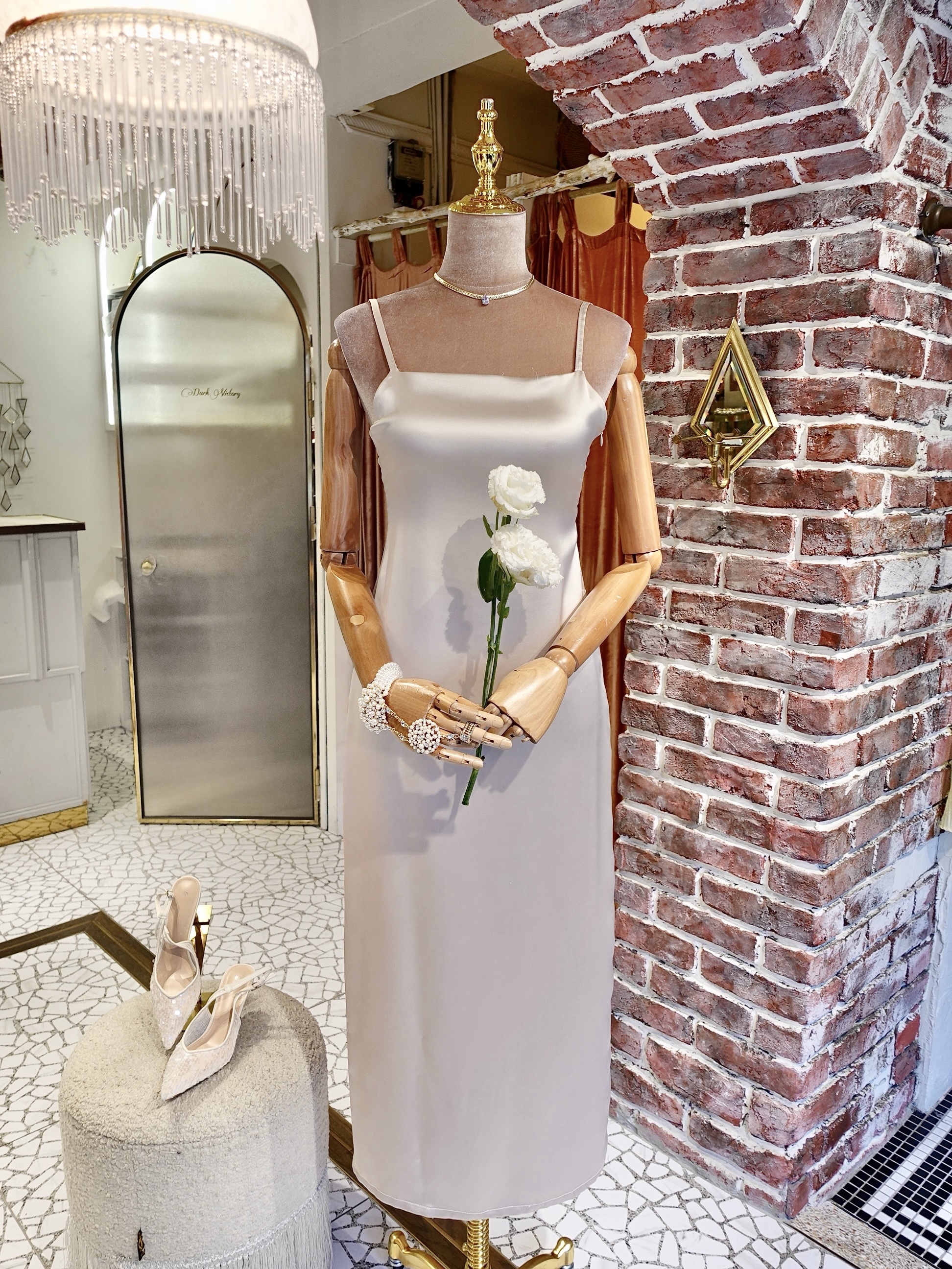 Glam Gold淺褐金色露背綁帶緞面Maxi Dress