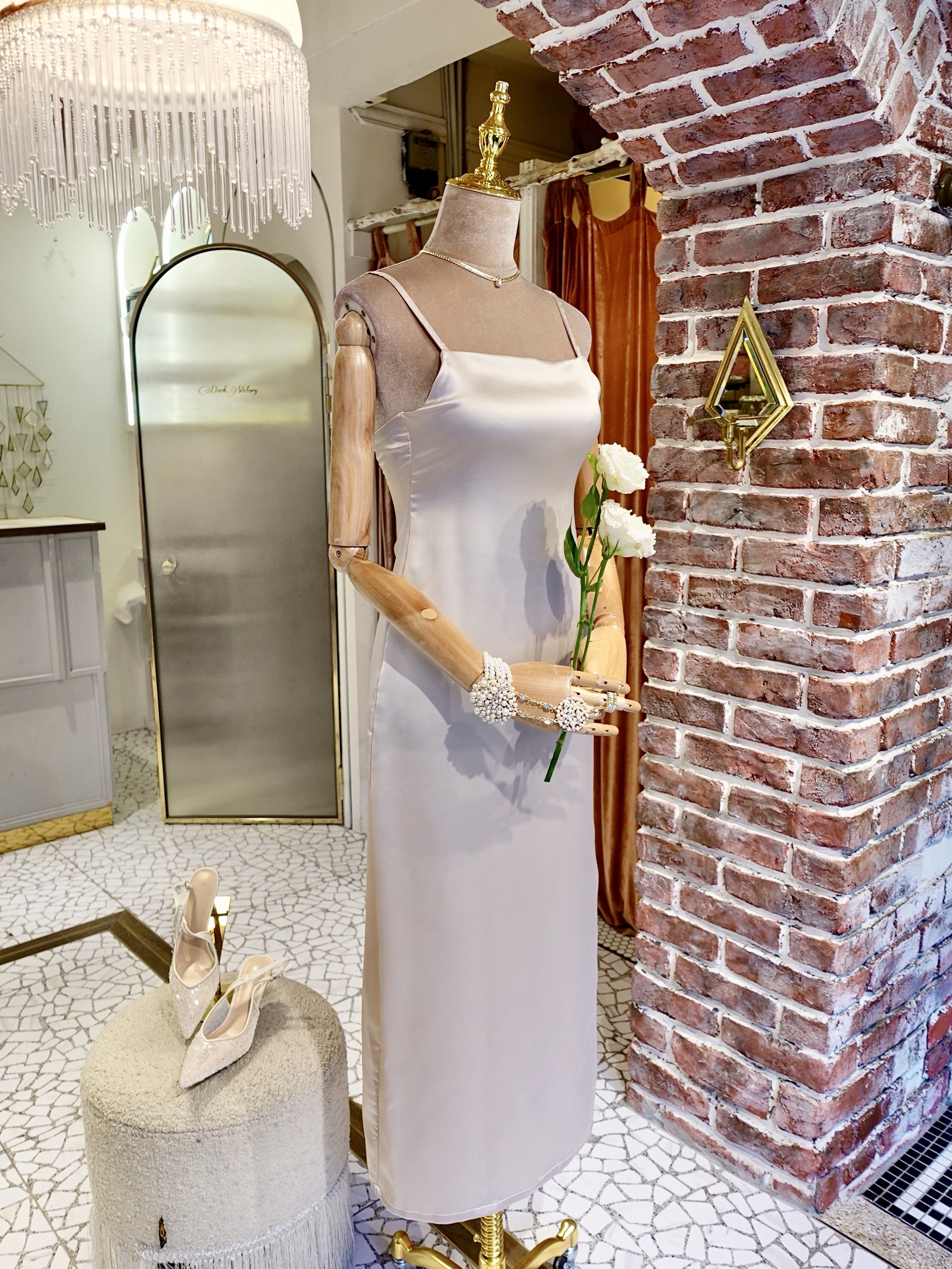 Glam Gold淺褐金色露背綁帶緞面Maxi Dress