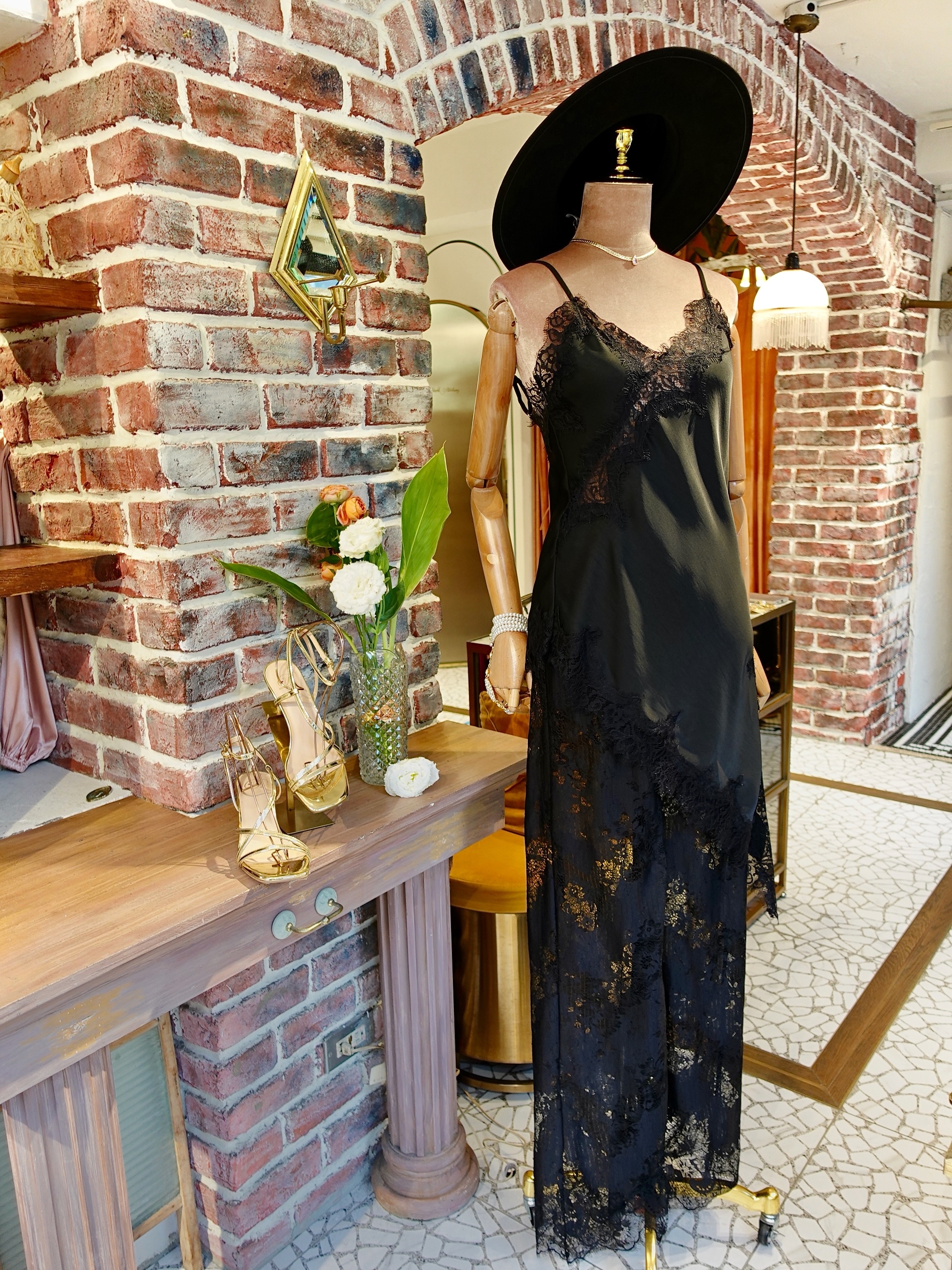 Black黑色緞面斜擺上衣+ 透膚蕾絲長褲套裝