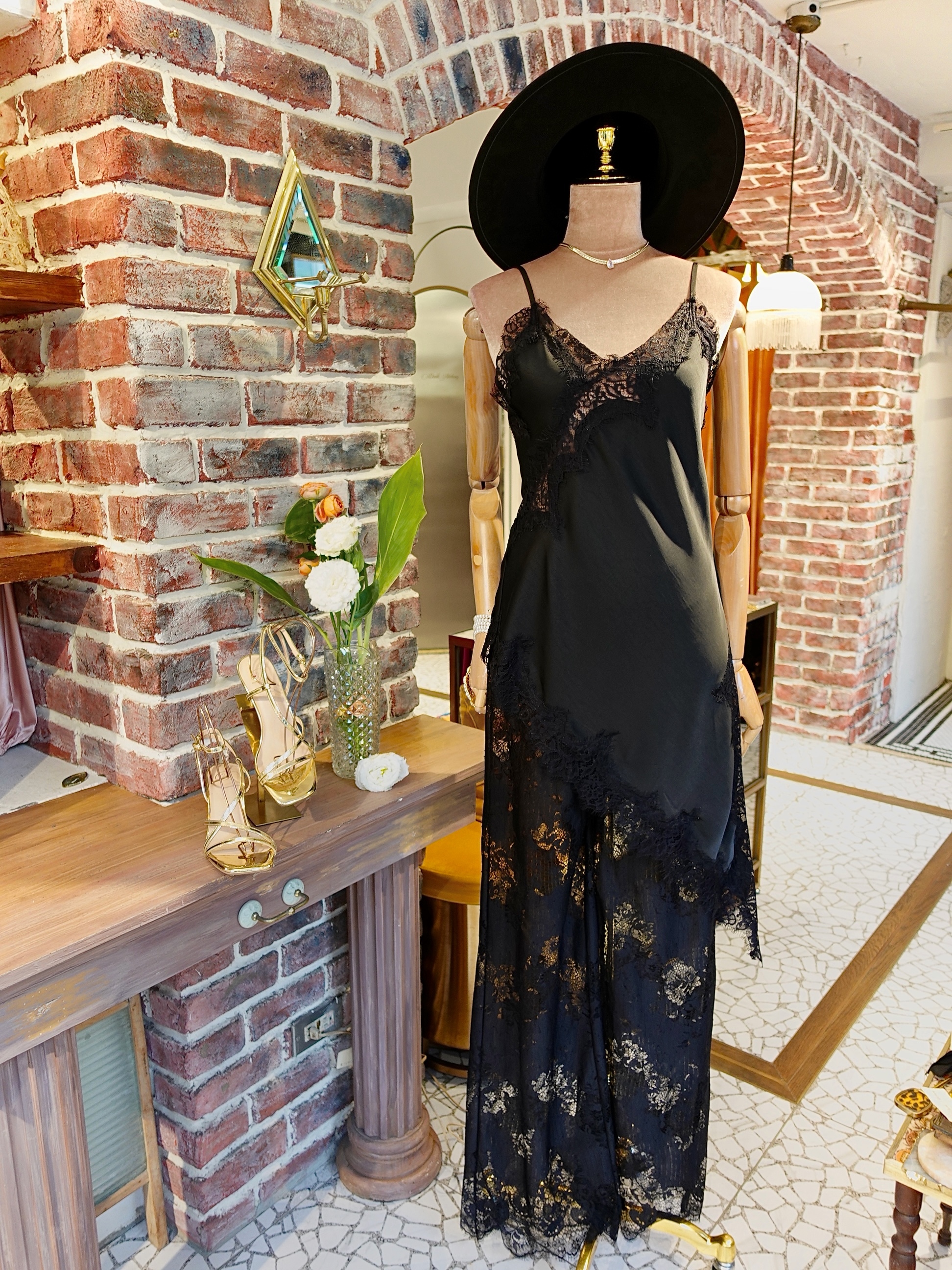 Black黑色緞面斜擺上衣+ 透膚蕾絲長褲套裝