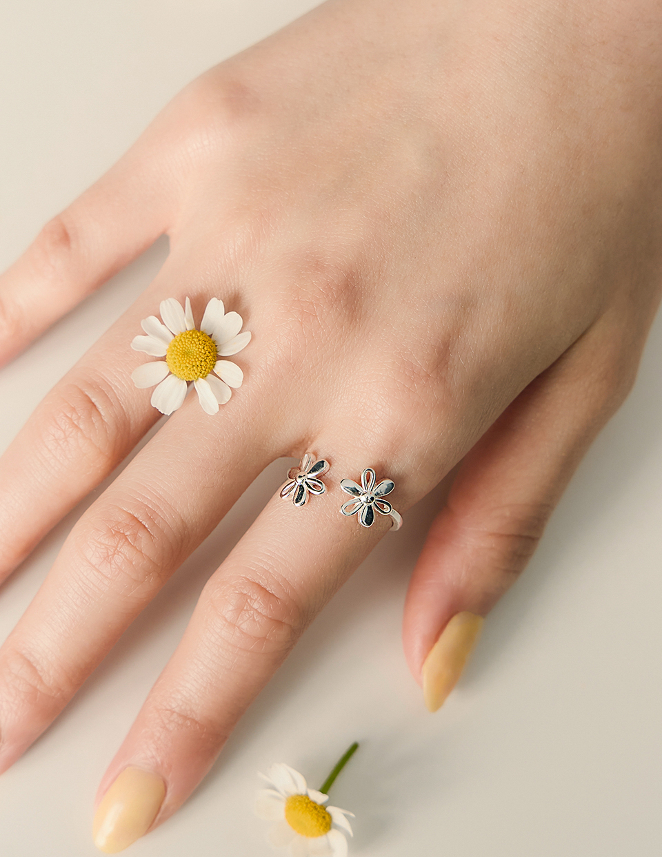 【925純銀】不對稱雛菊造型小花可調式戒指