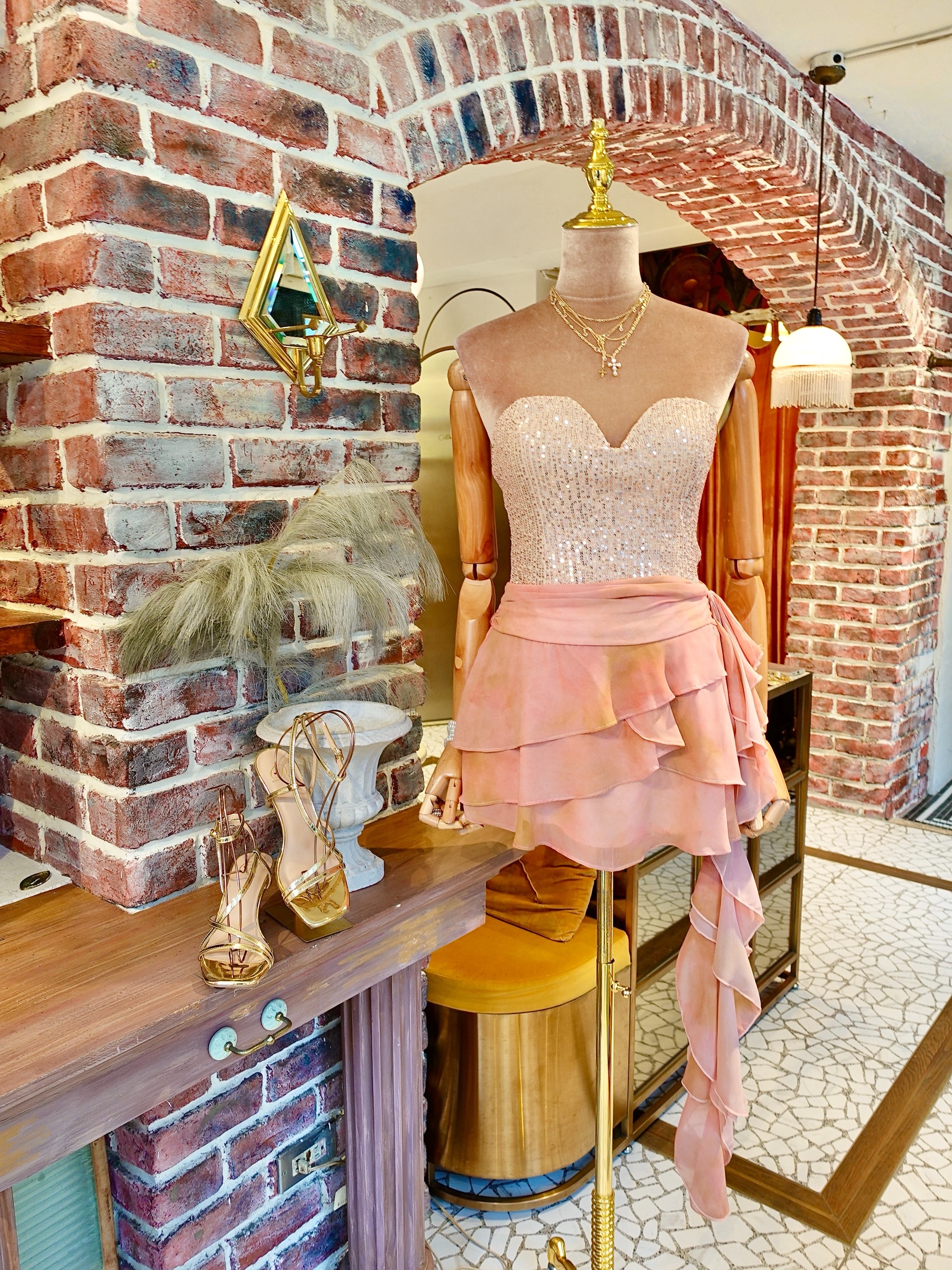 Pink Garden粉紅色渲染印花垂墜荷葉短裙