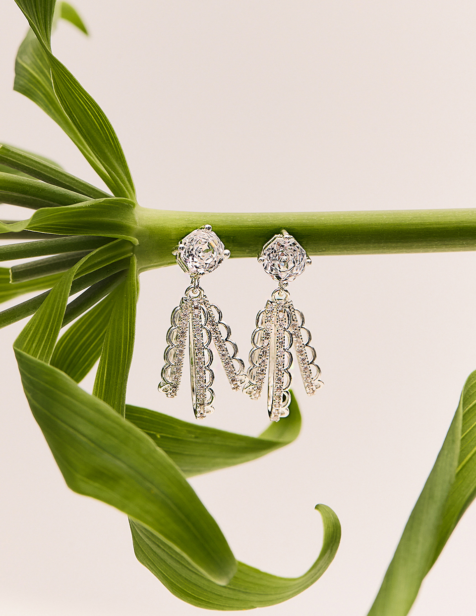 優雅閃鑽蕾絲。針式耳環