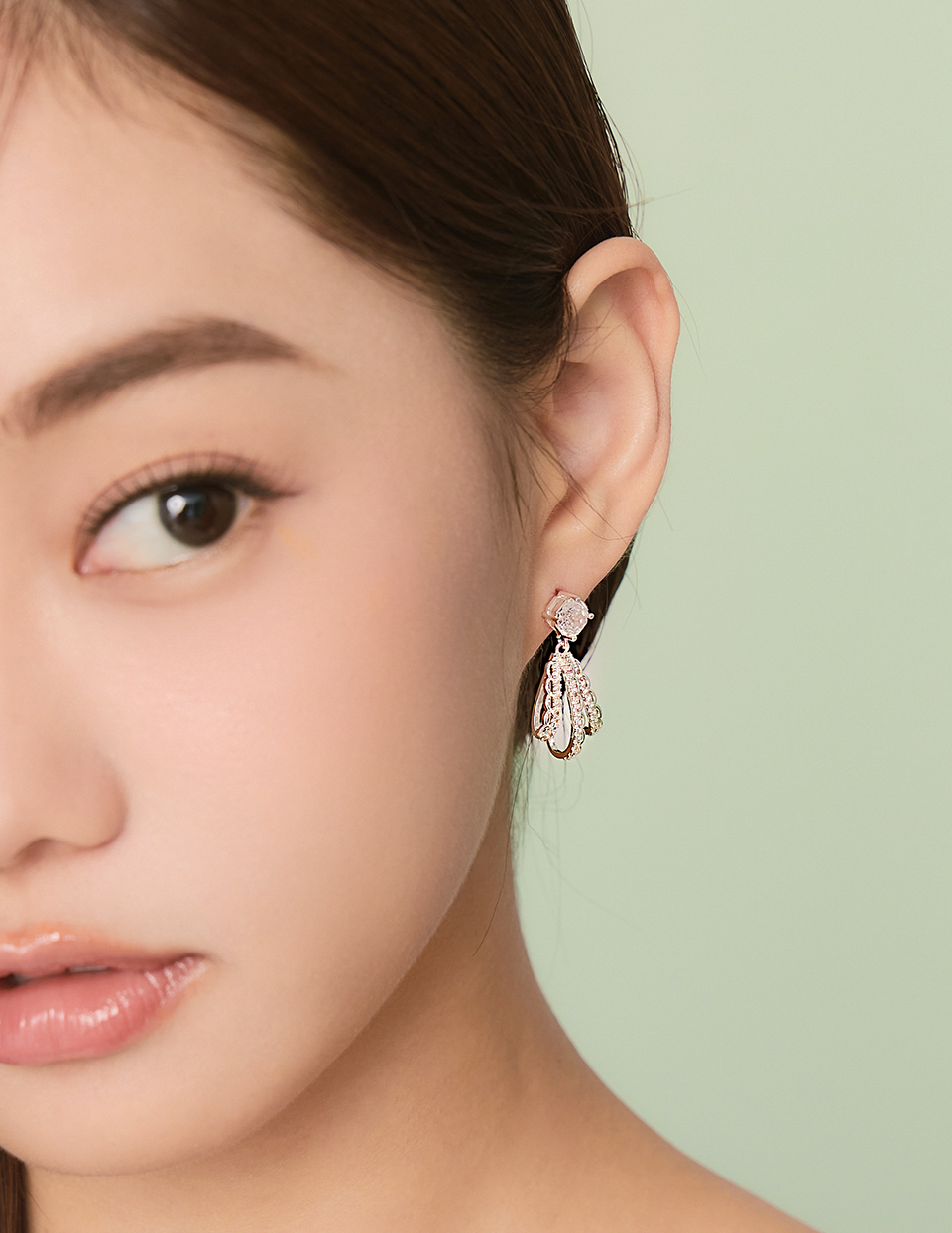 優雅閃鑽蕾絲。針式耳環