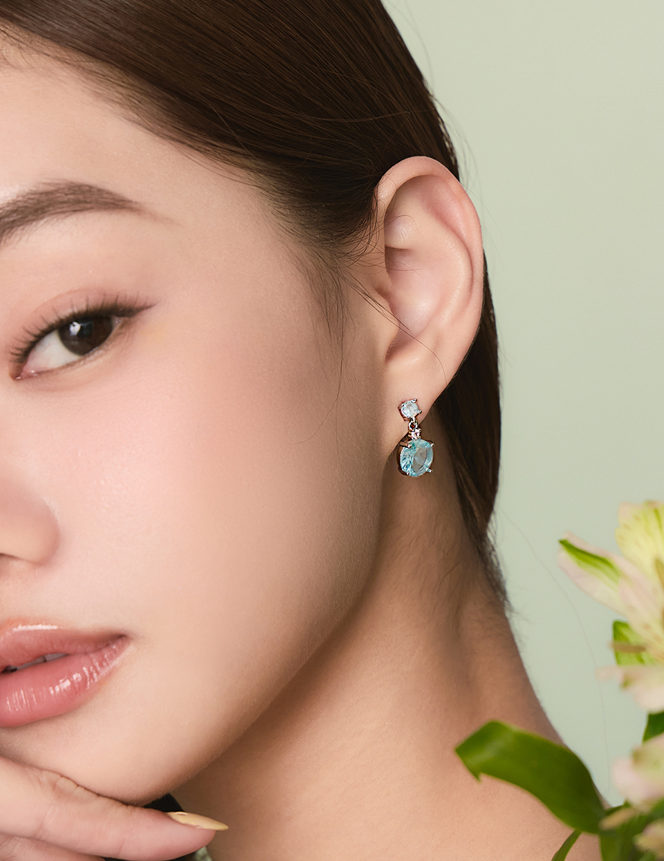 清透海洋藍鑽。針式耳環