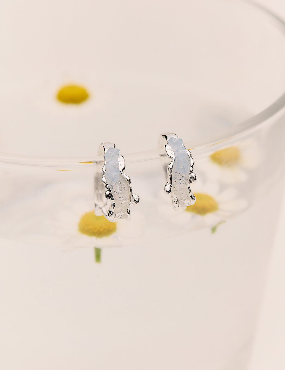 清透水晶。針式耳環